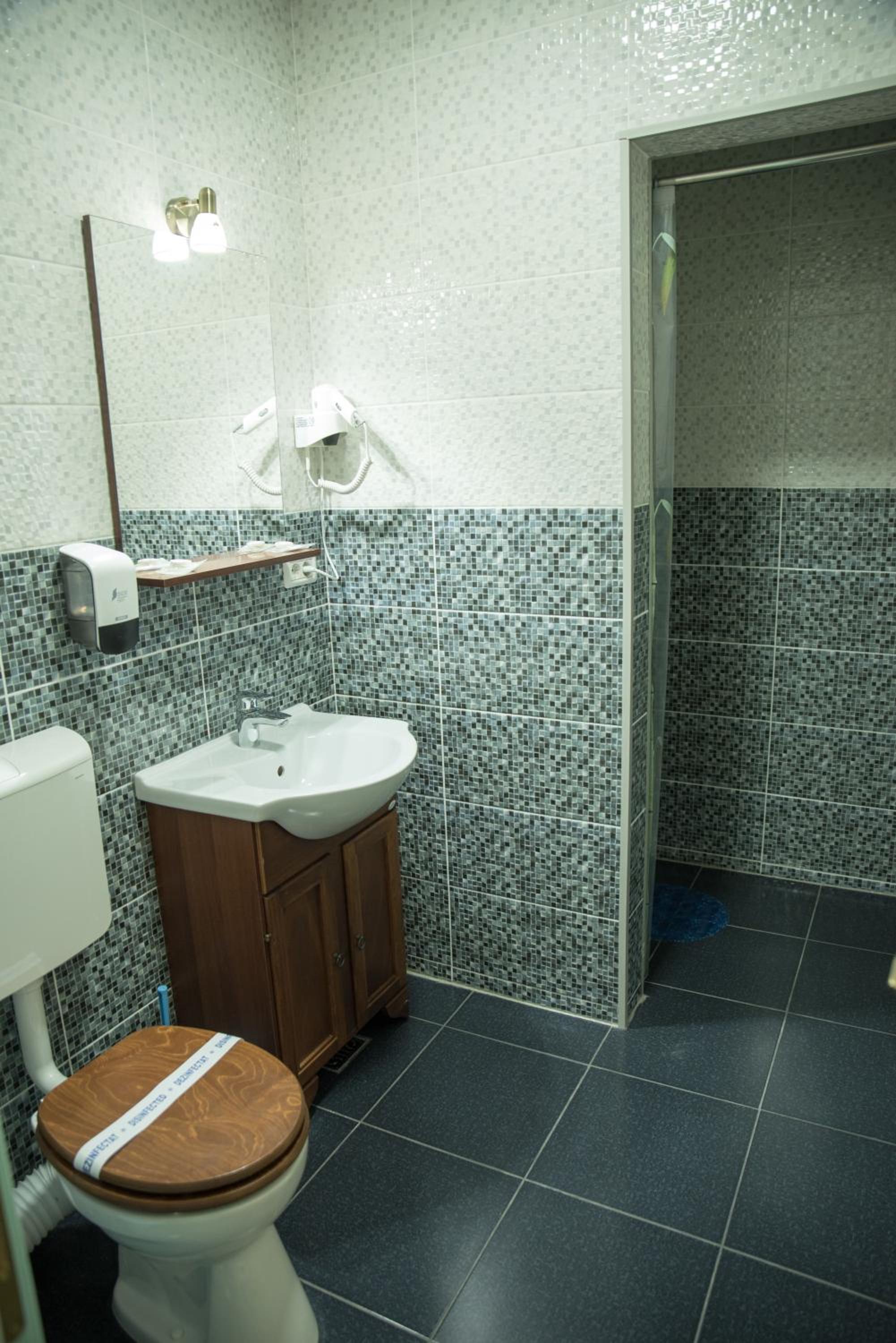 Double Room With Private Bathroom photo 3