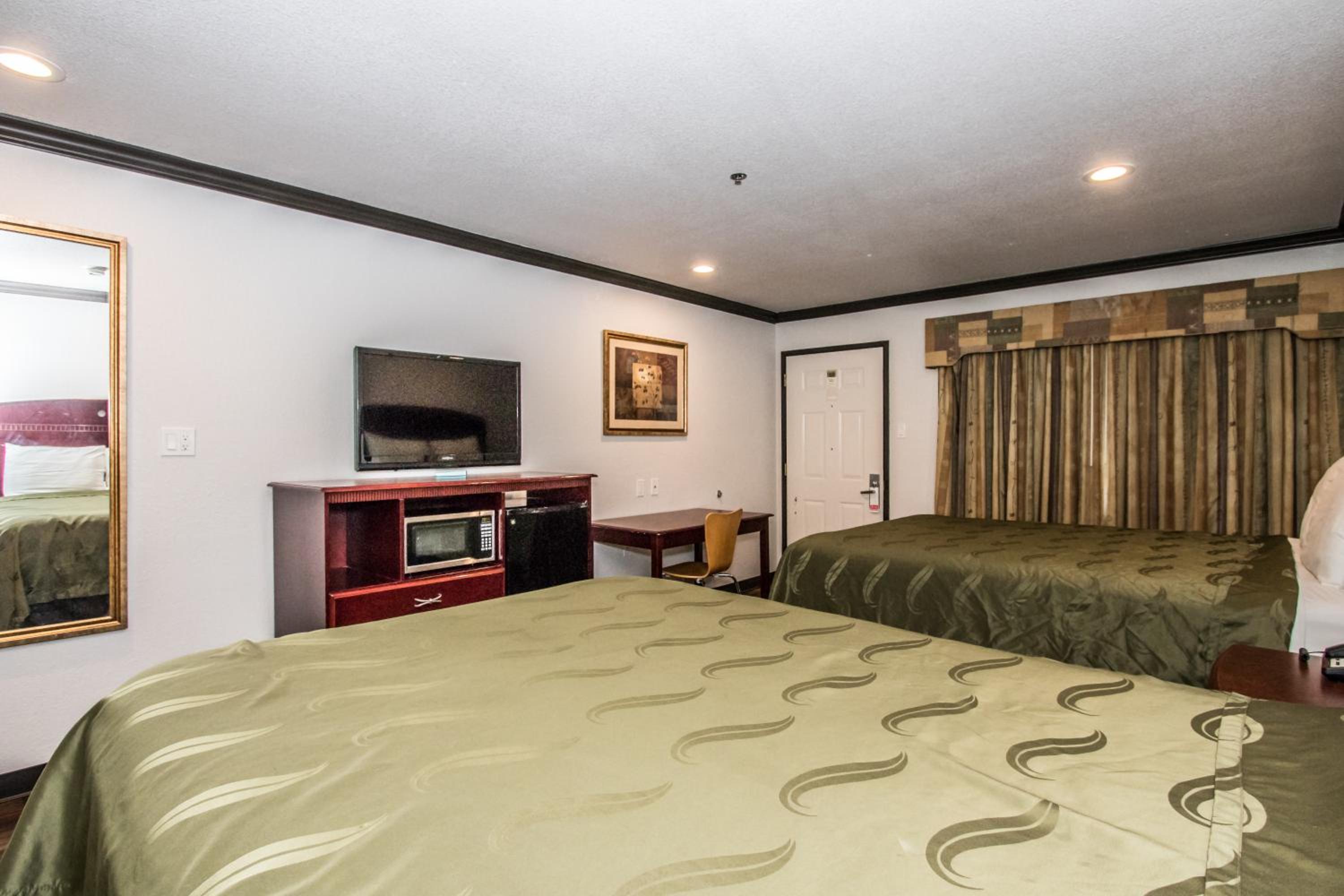 Queen Room with Two Queen Beds - Non-Smoking - Photo 3