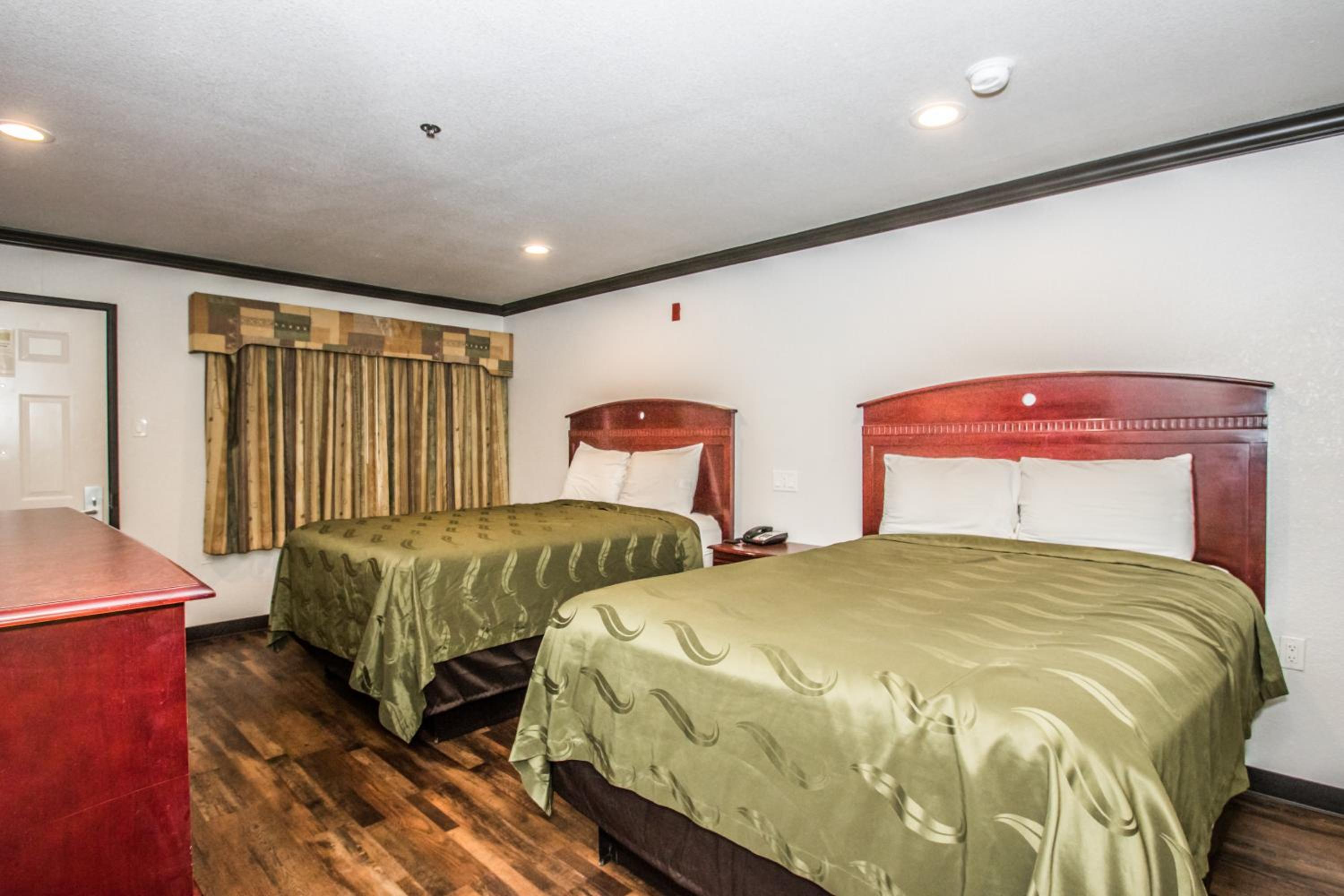 Queen Room with Two Queen Beds - Non-Smoking - Photo 13