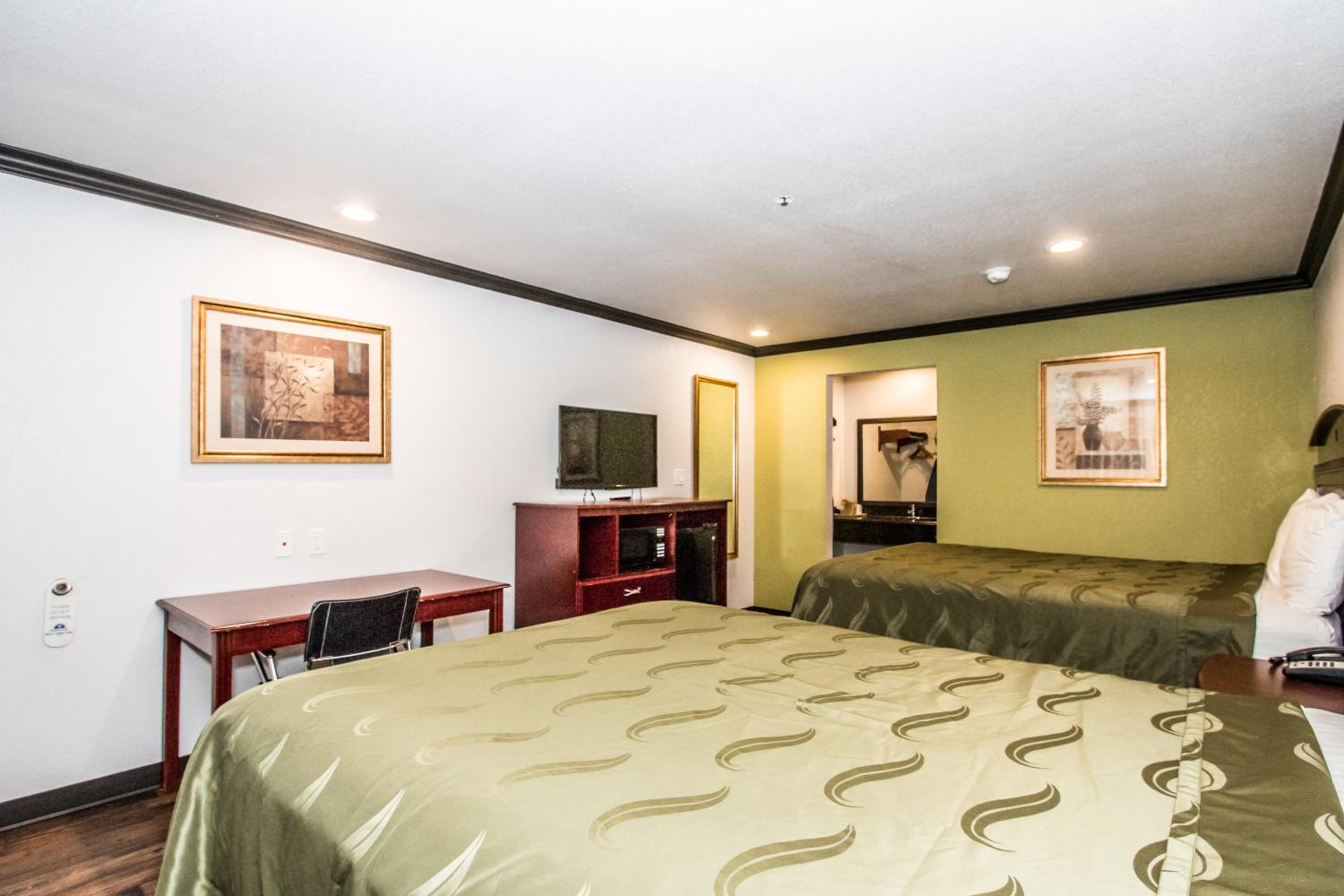 Queen Room with Two Queen Beds - Non-Smoking - Photo 2