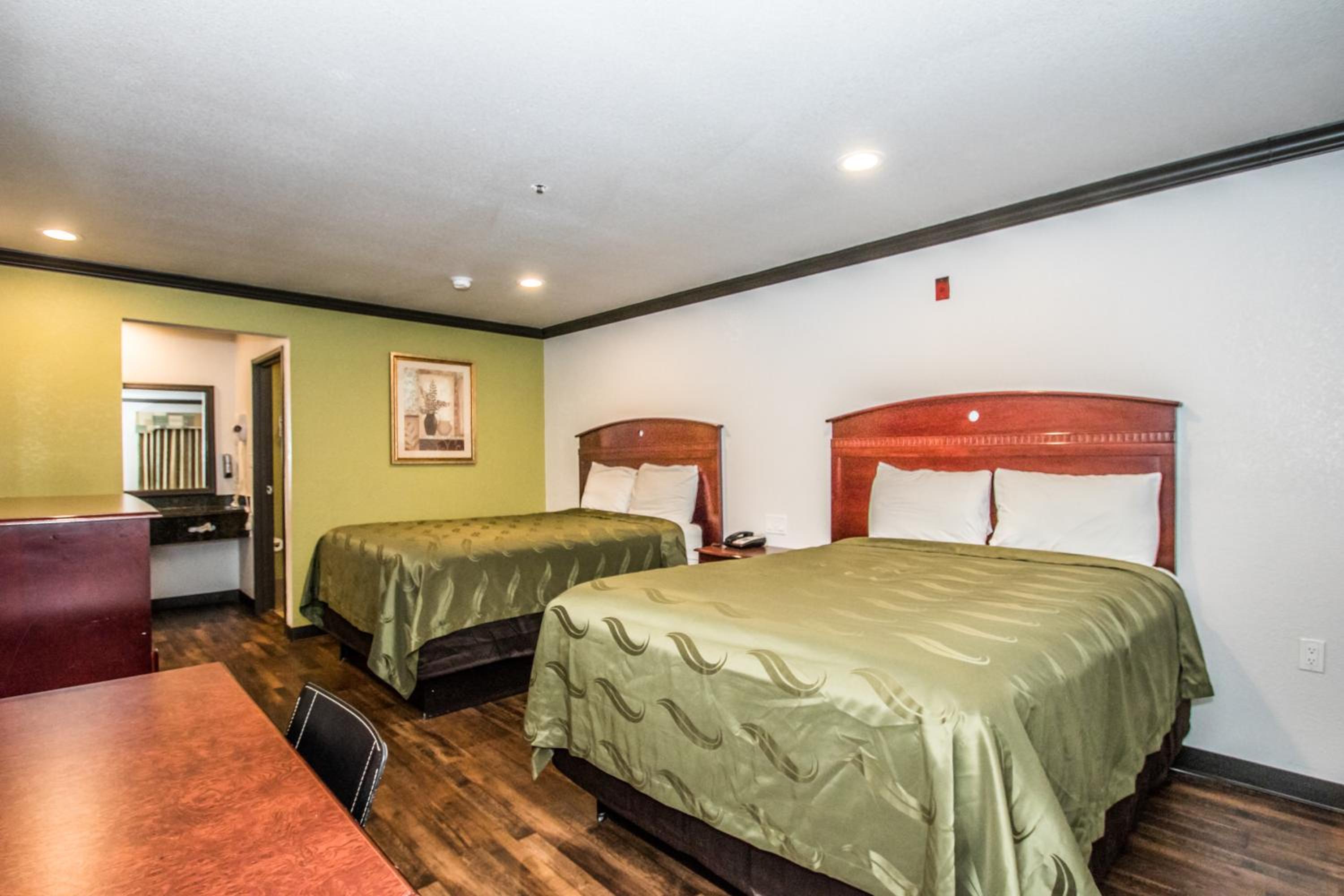 Queen Room with Two Queen Beds - Non-Smoking - Photo 4