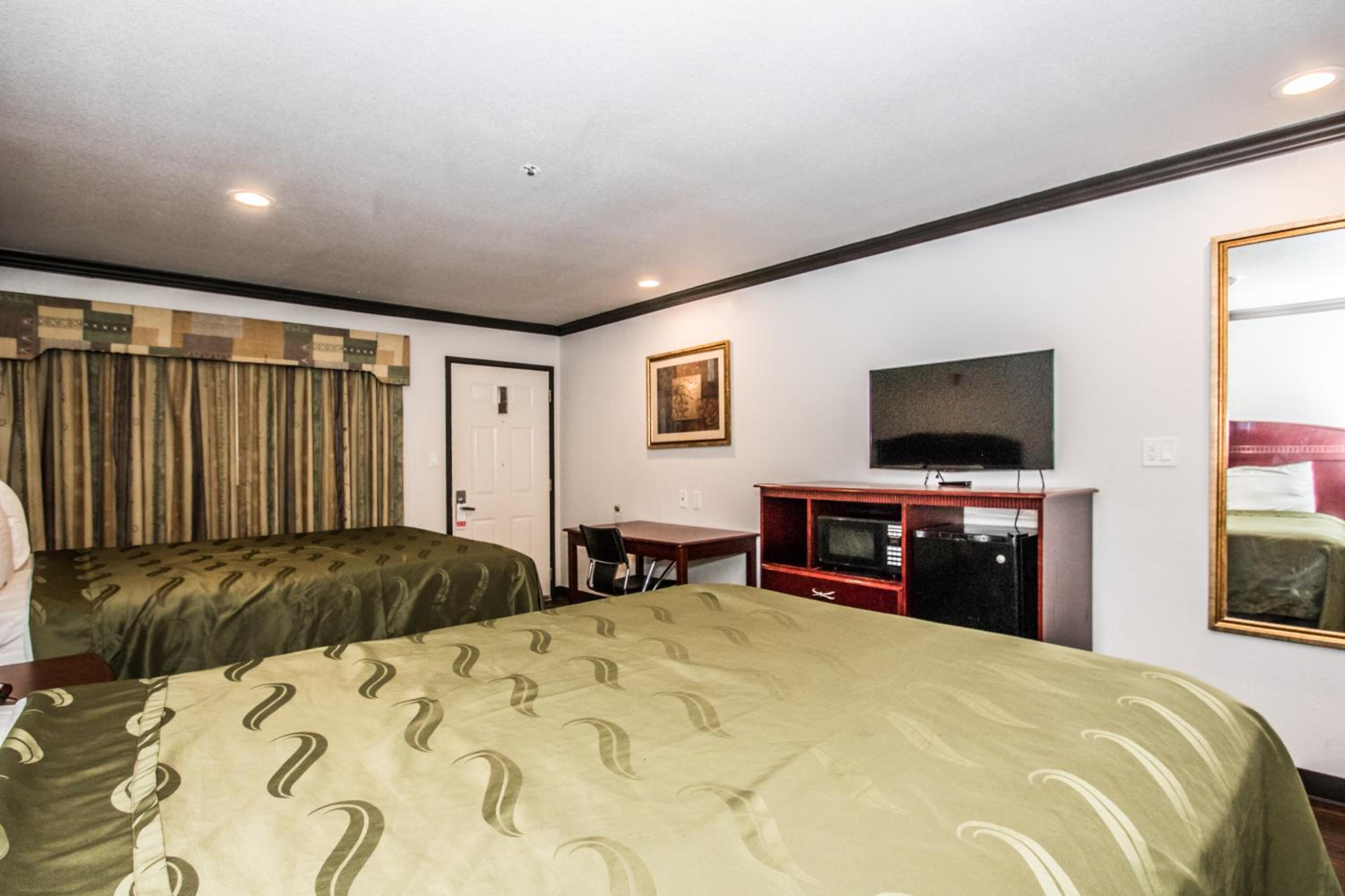 Queen Room with Two Queen Beds - Non-Smoking - Photo 5