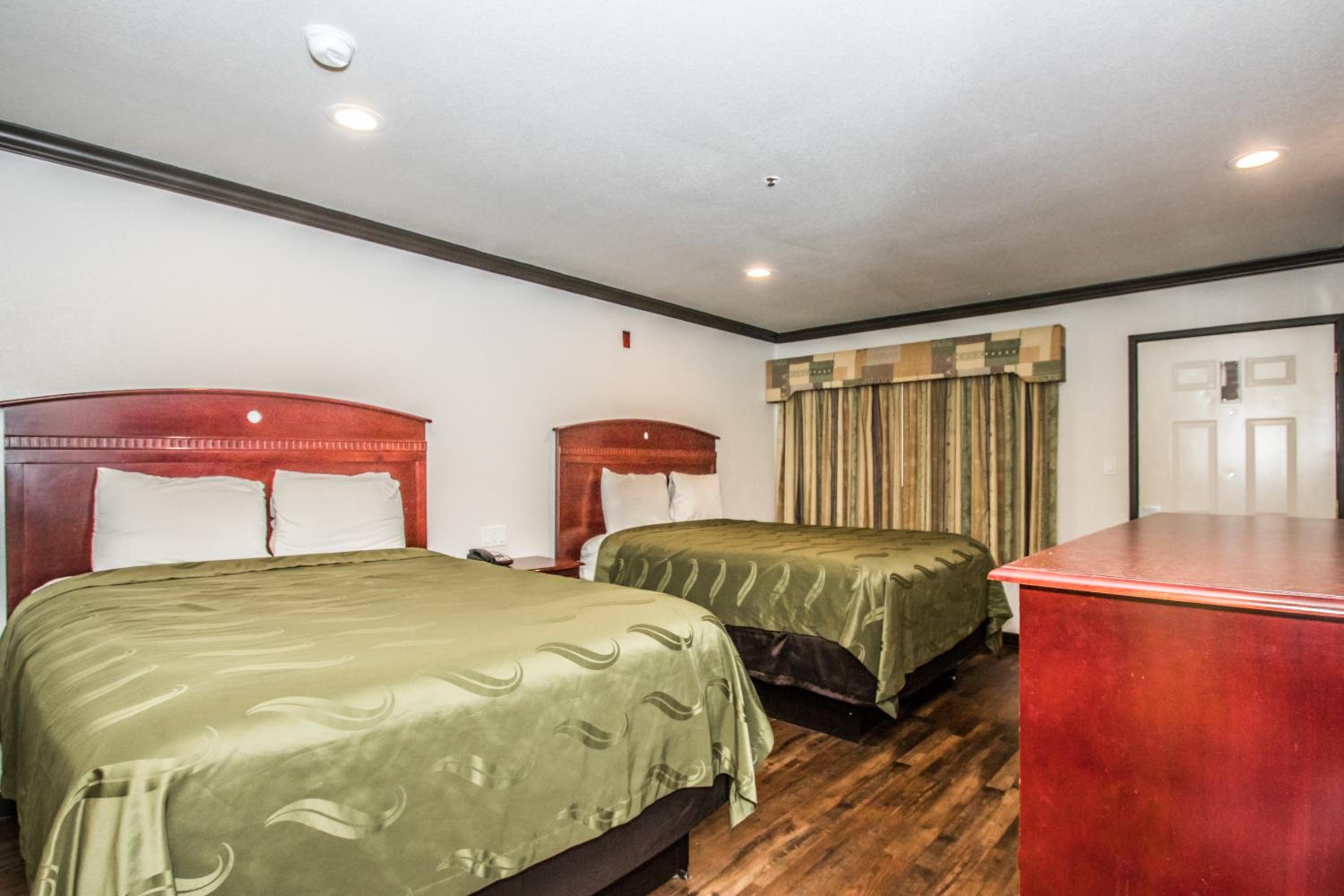 Queen Room with Two Queen Beds - Non-Smoking - Photo 6