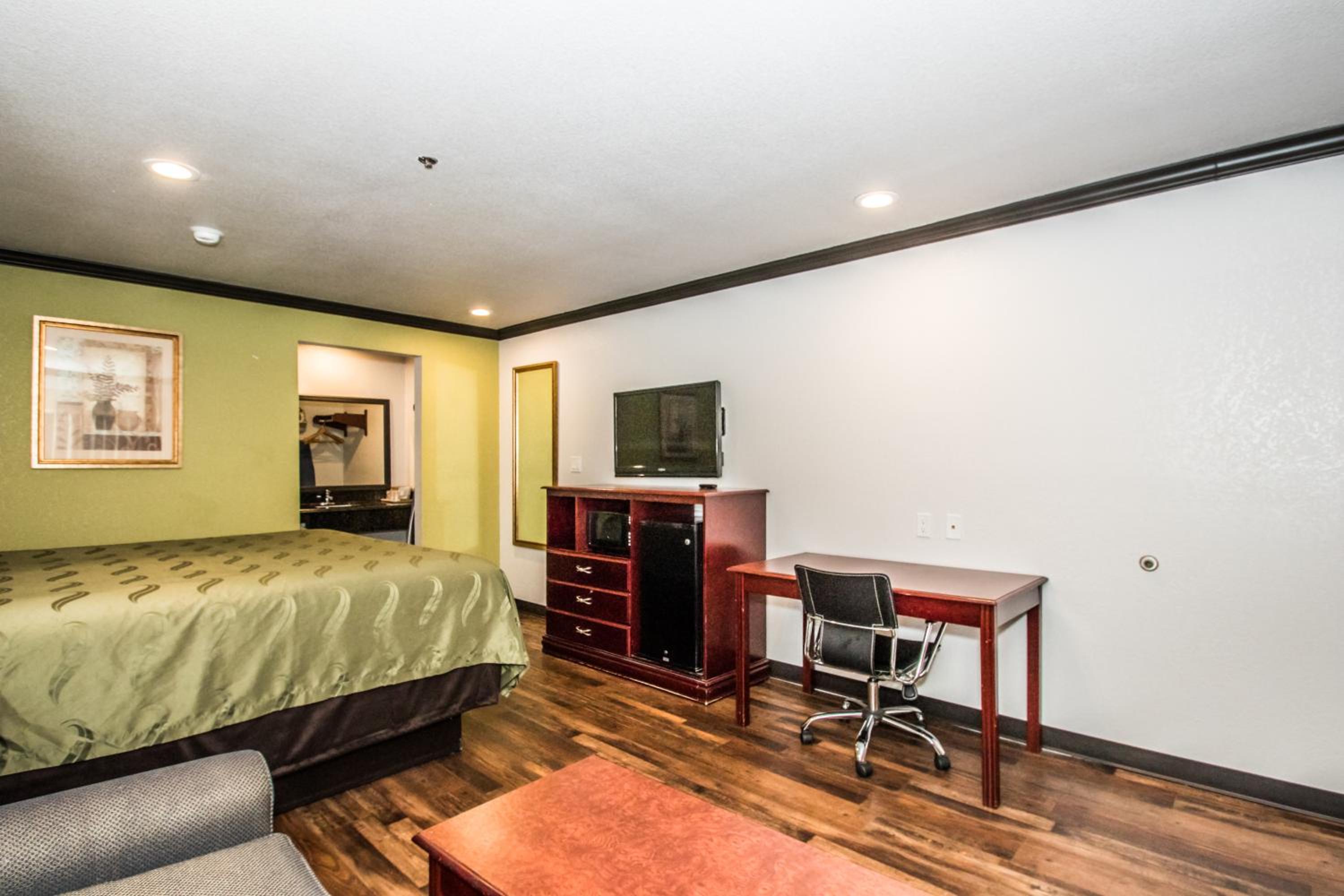 King or Queen Room - Non-Smoking - Photo 1