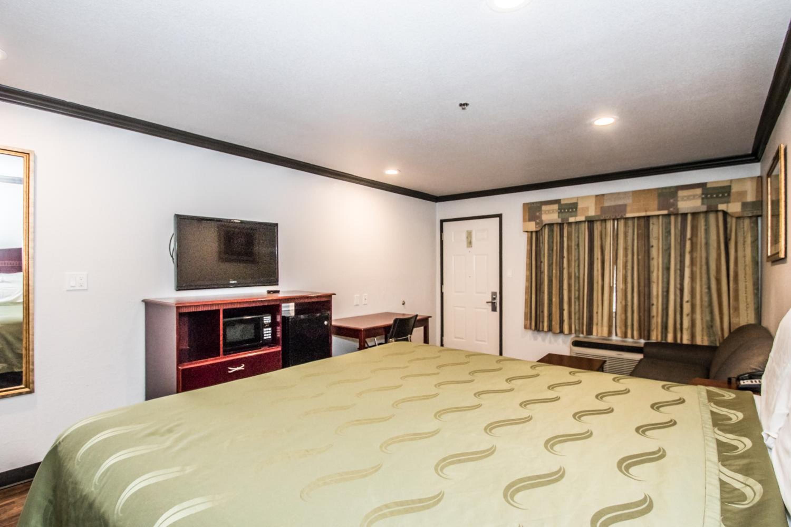 King or Queen Room - Non-Smoking - Photo 16