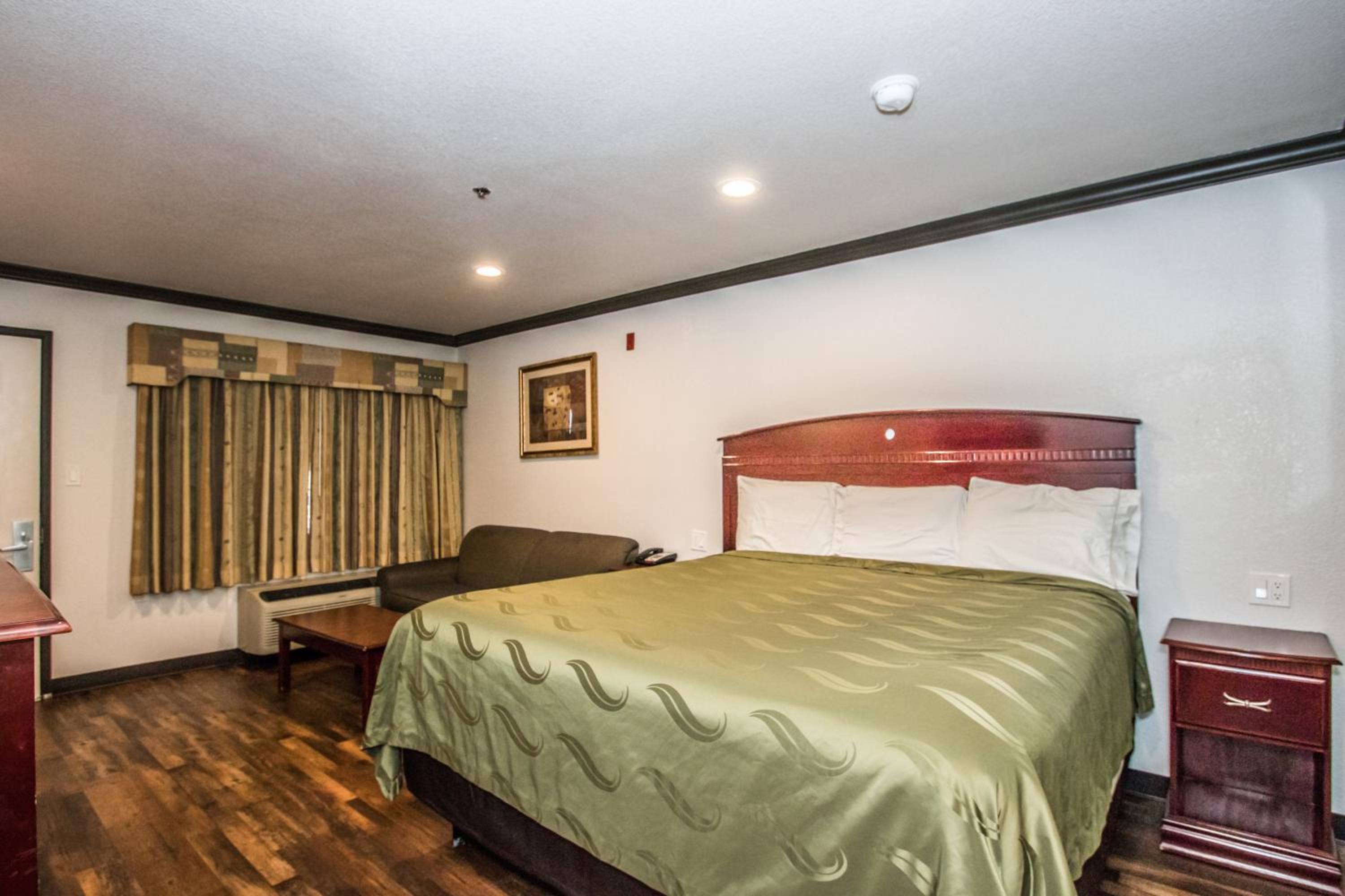 King or Queen Room - Non-Smoking - Photo 8