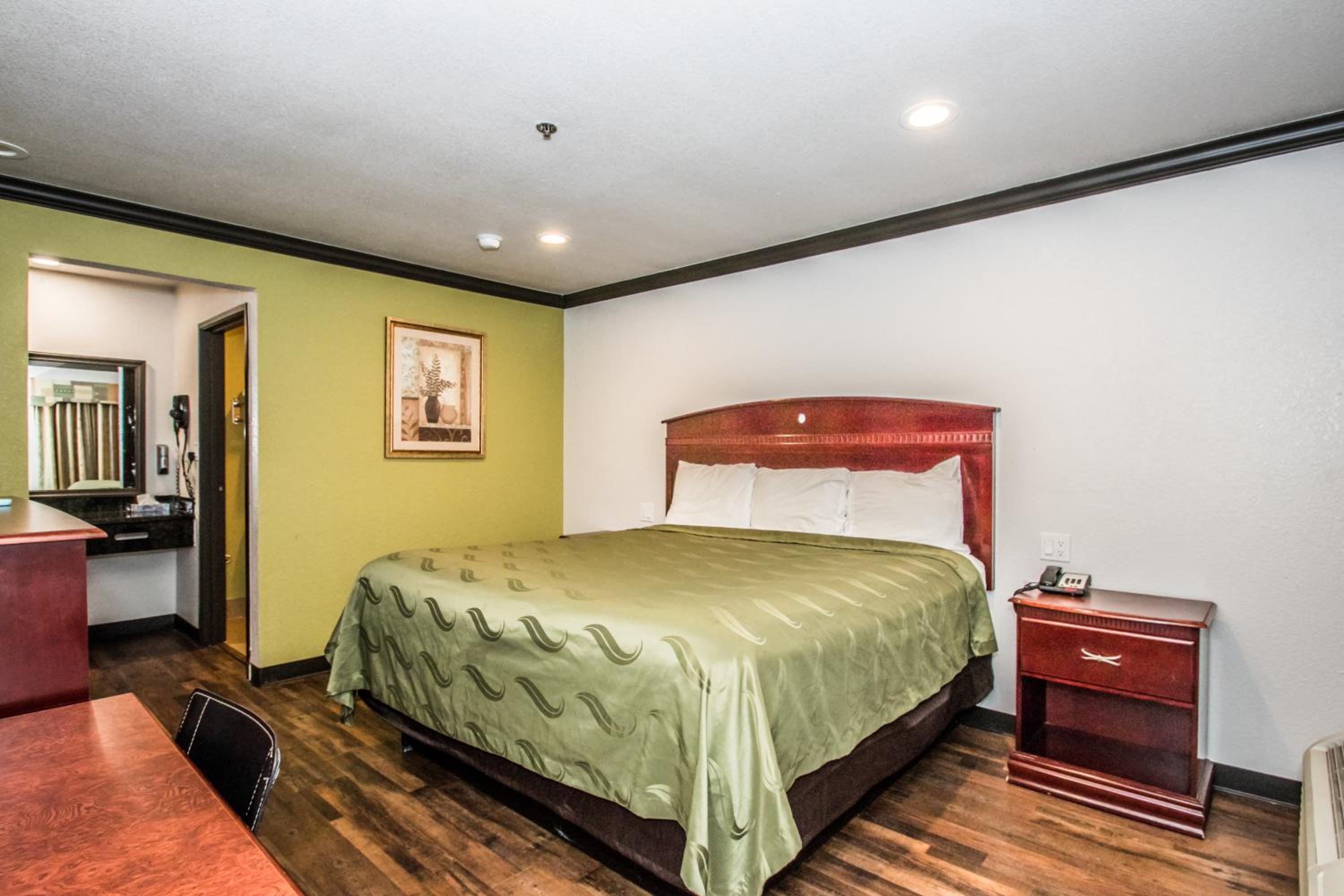 King or Queen Room - Non-Smoking - Photo 6