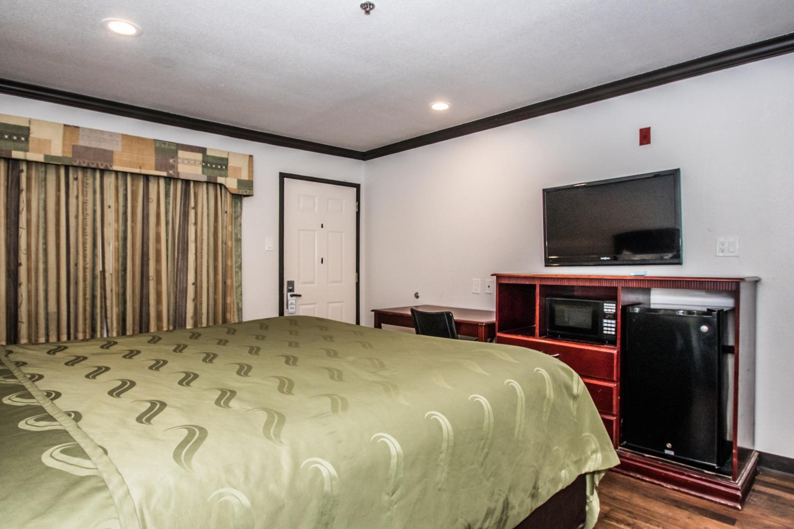 King or Queen Room - Non-Smoking - Photo 4