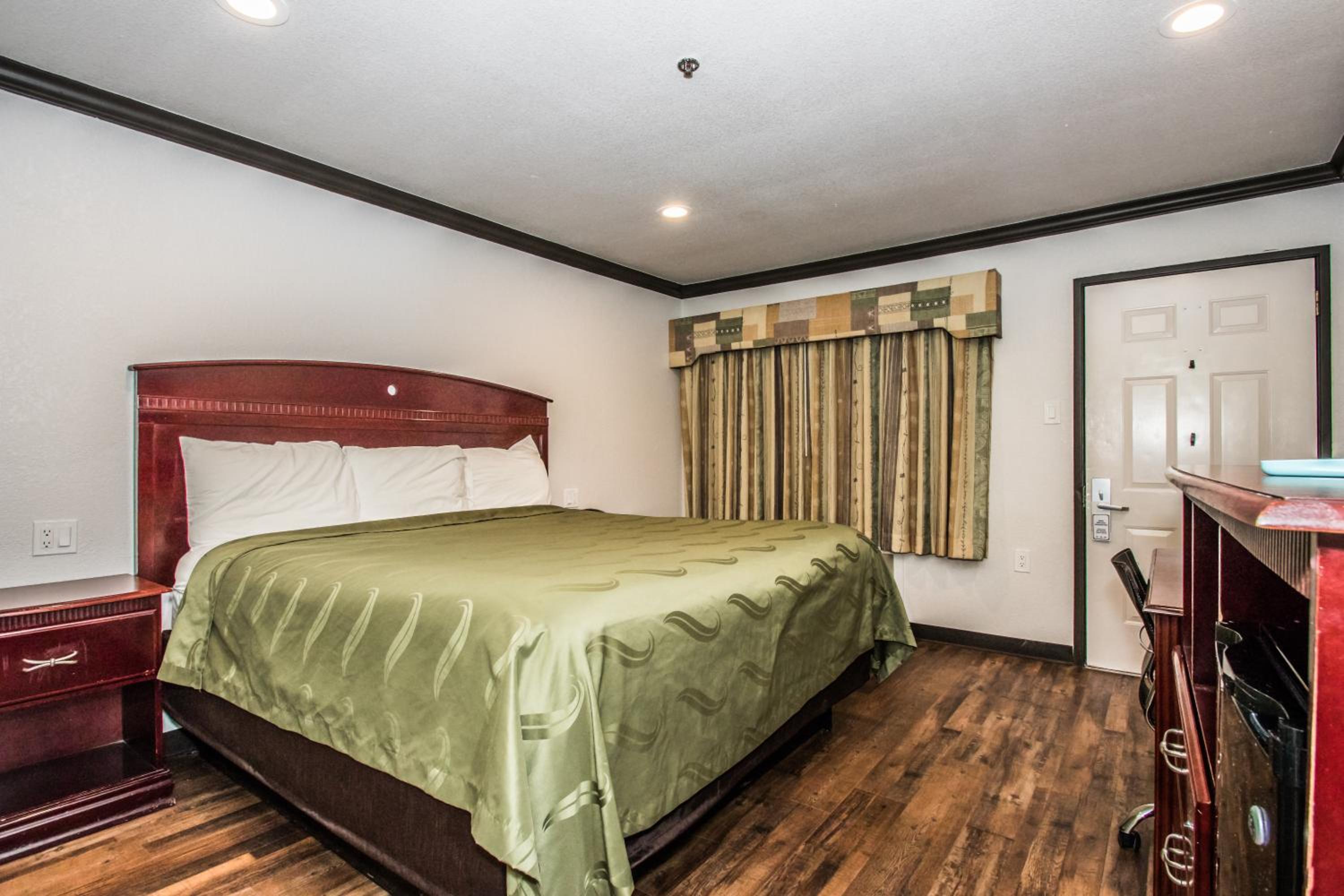King or Queen Room - Non-Smoking - Photo 3