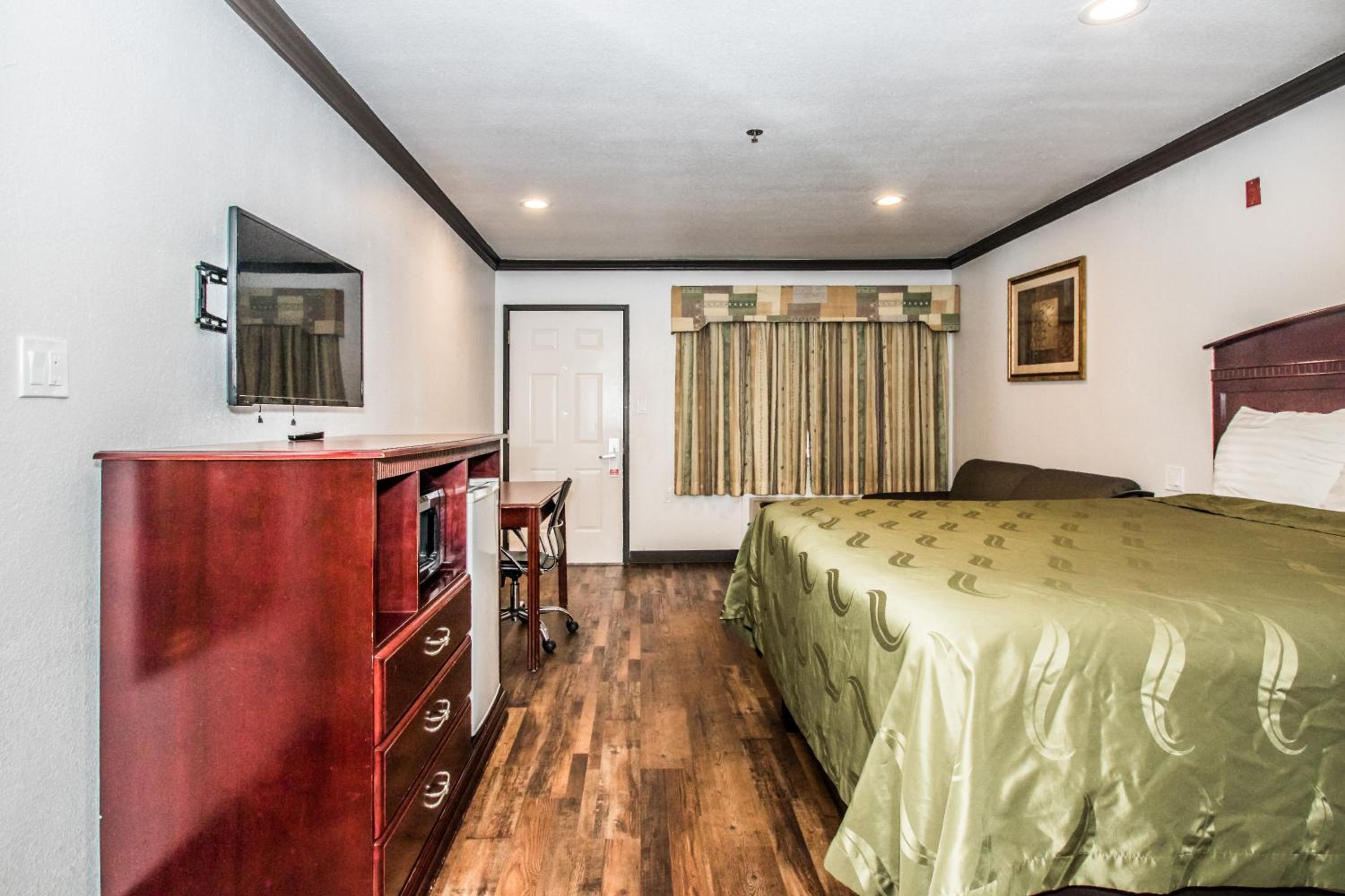 King or Queen Room - Non-Smoking - Photo 12