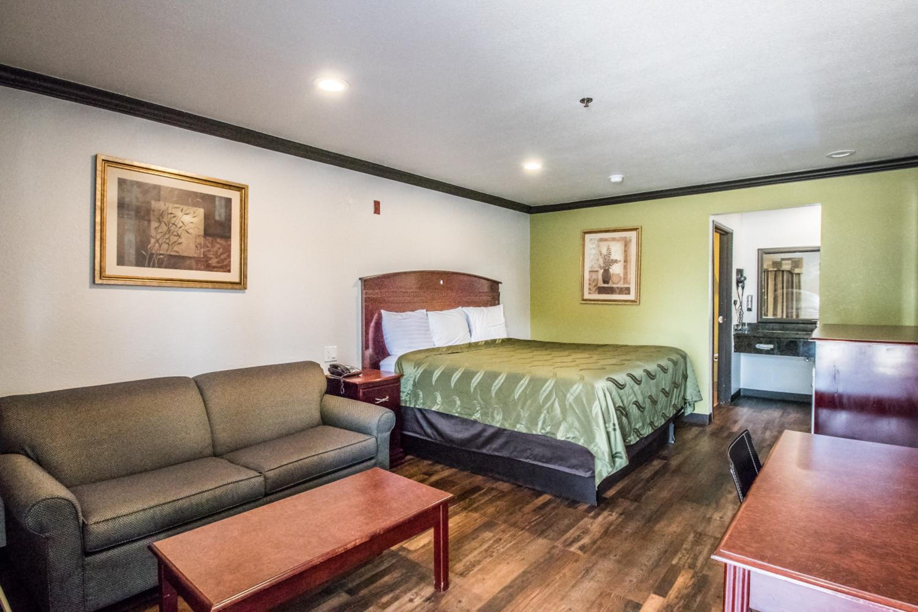 King or Queen Room - Non-Smoking - Photo 11