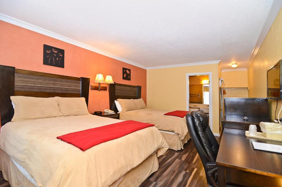 Queen Room with Two Queen Beds photo 2