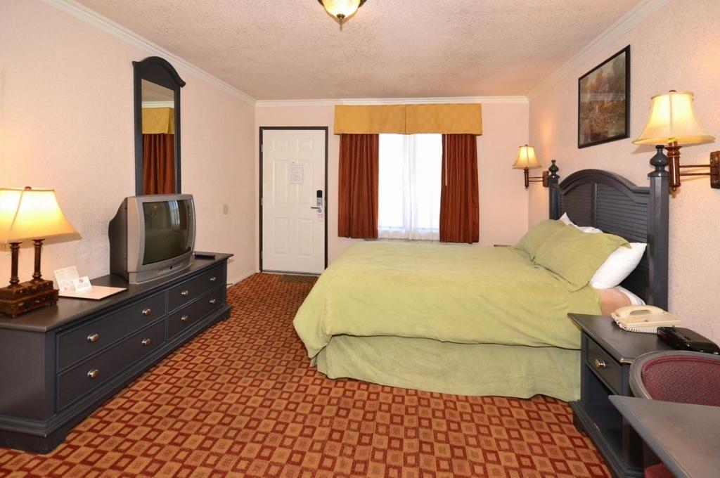 Queen Room photo 1