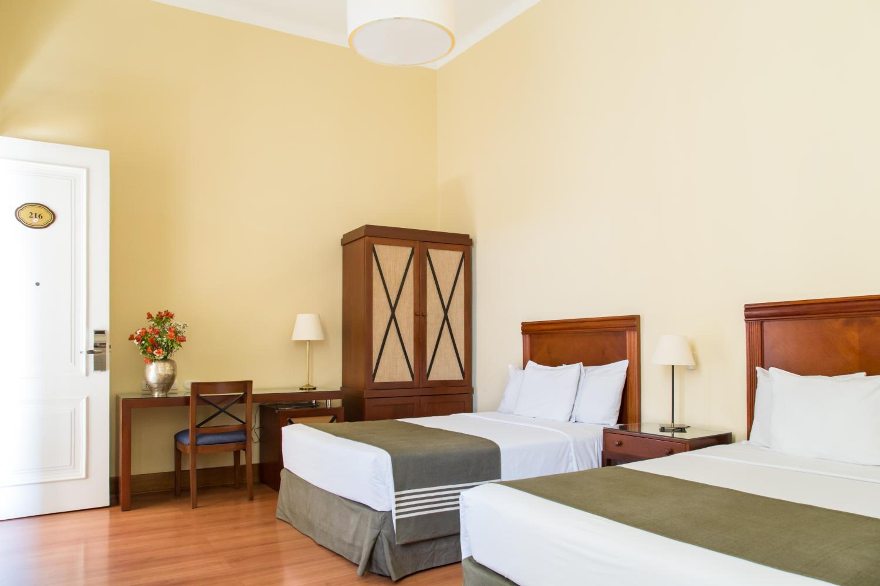 Standard Twin Room - Photo 4