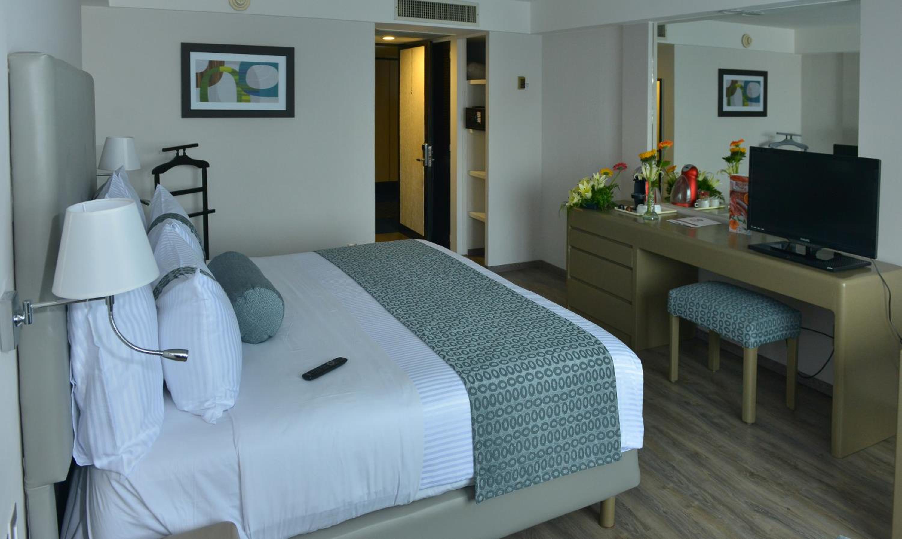 Standard King Room - Non-Smoking  - Photo 5