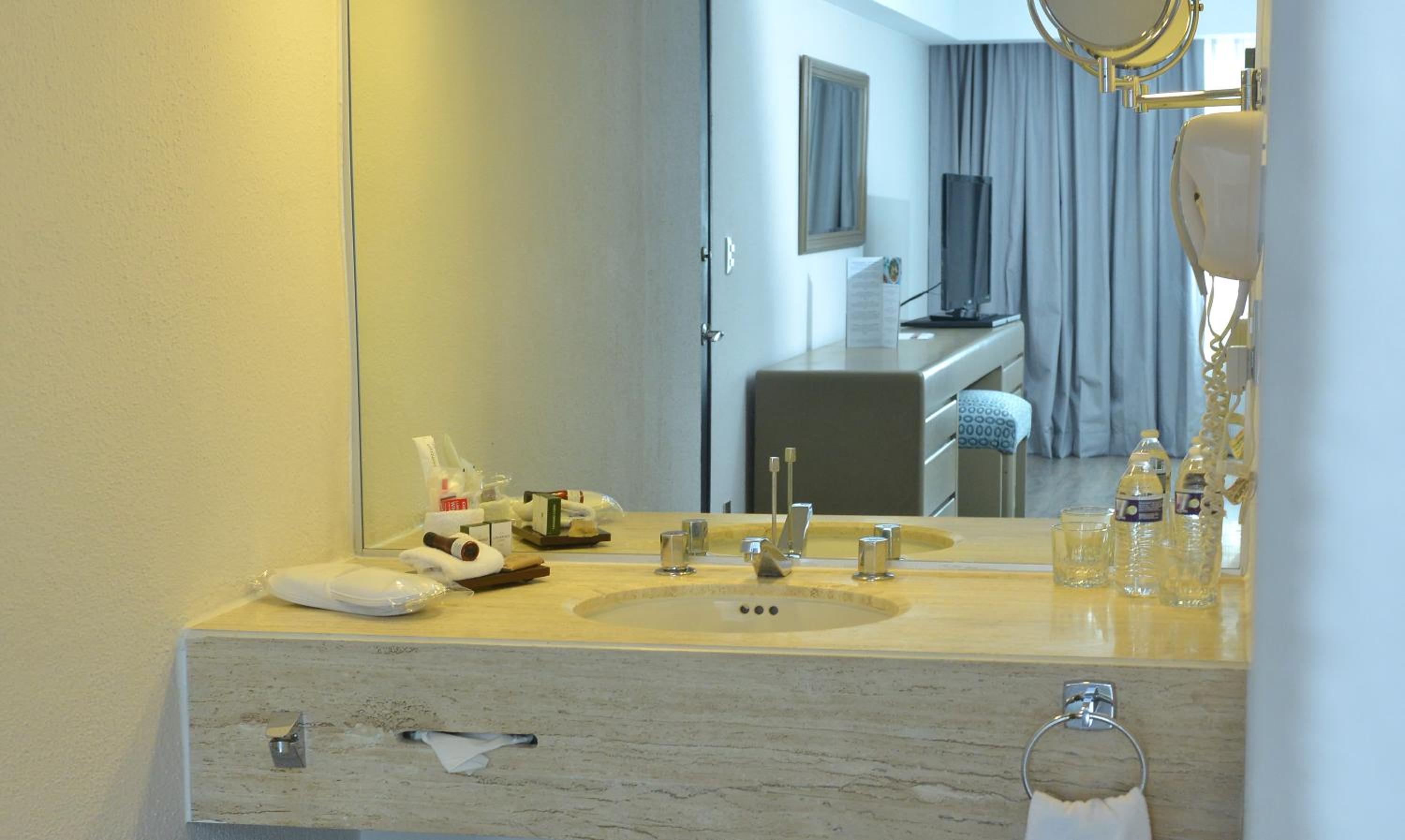 Standard King Room - Non-Smoking  - Photo 2
