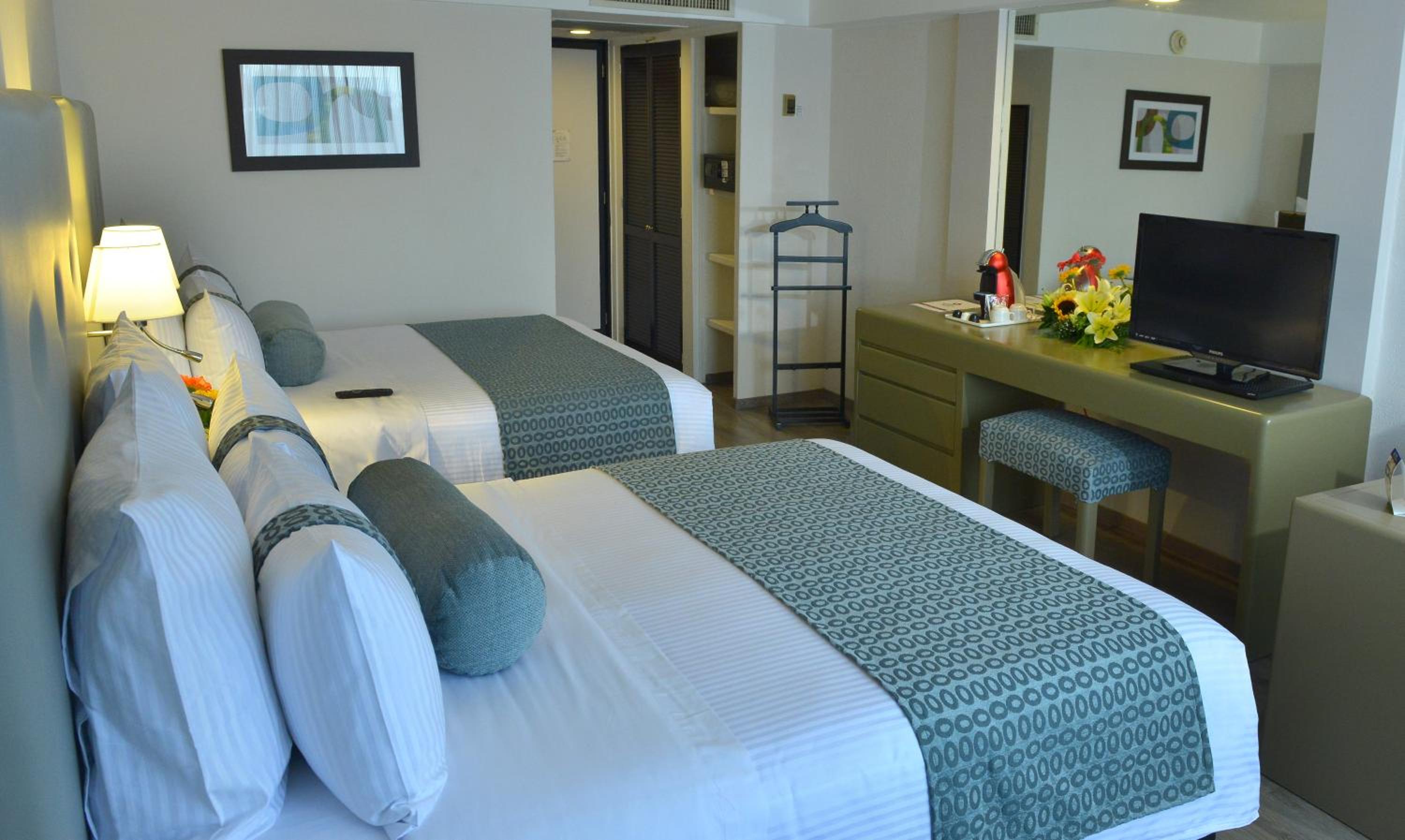 Queen Room with Two Queen Beds - Executive Level/Non-Smoking - Photo 5