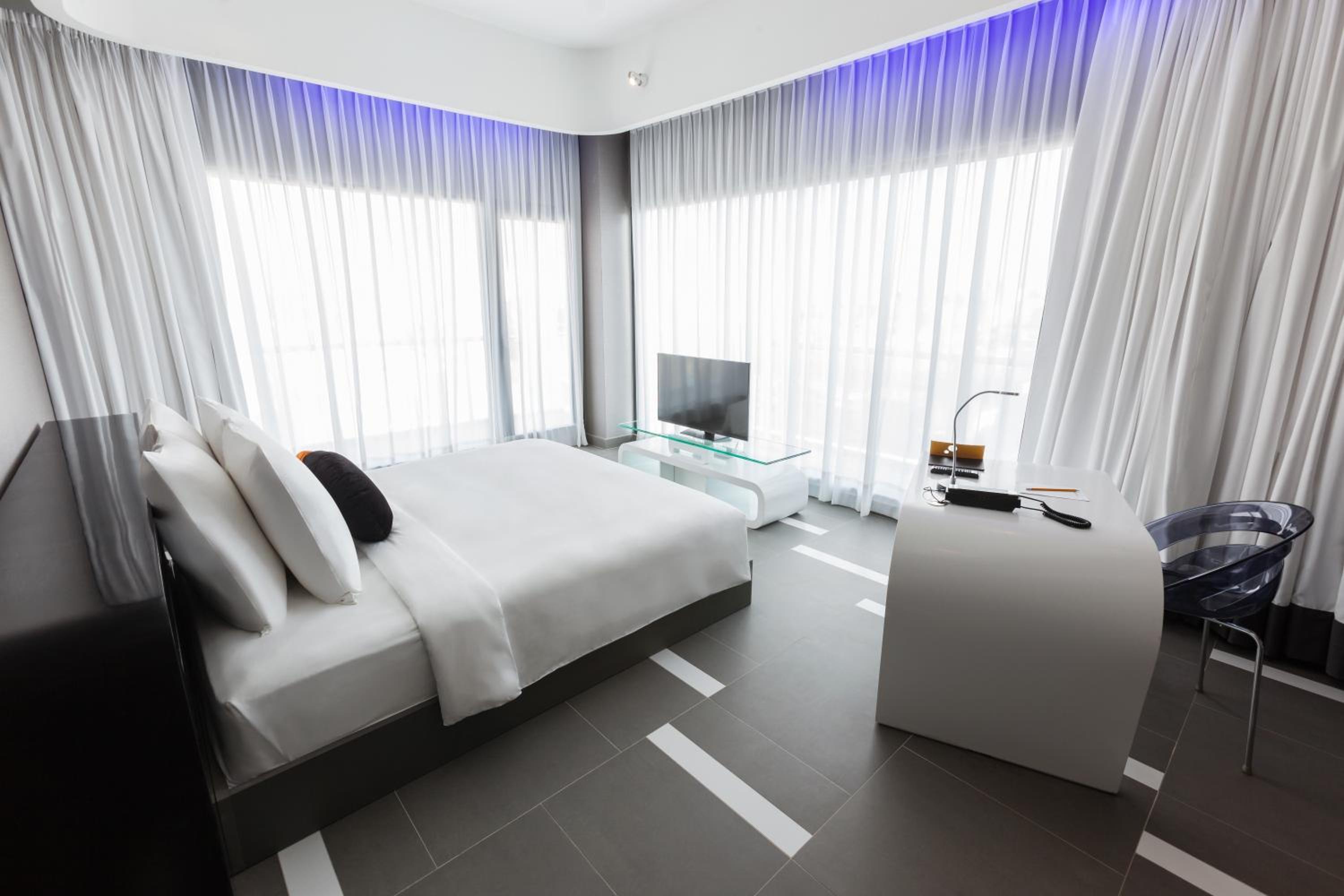 Suite King Bed with Balcony photo 3