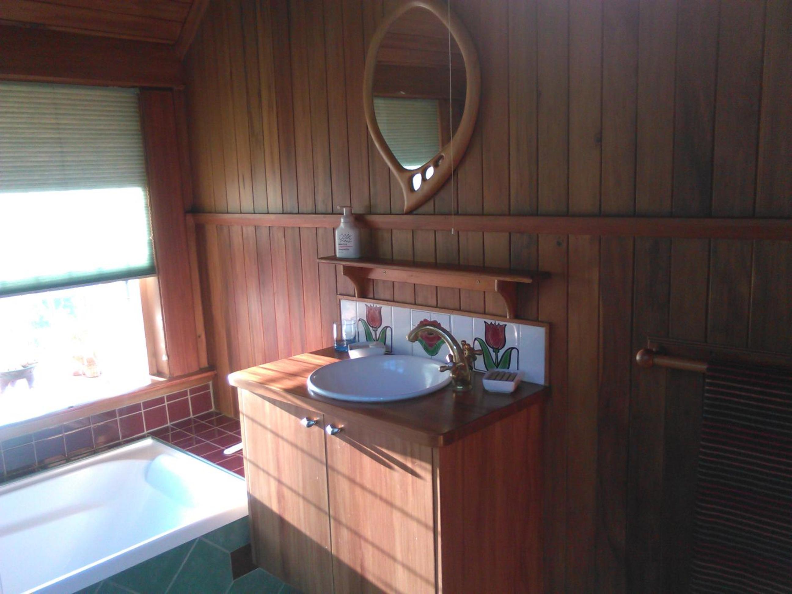 Queen Room with Shared Bathroom photo 2