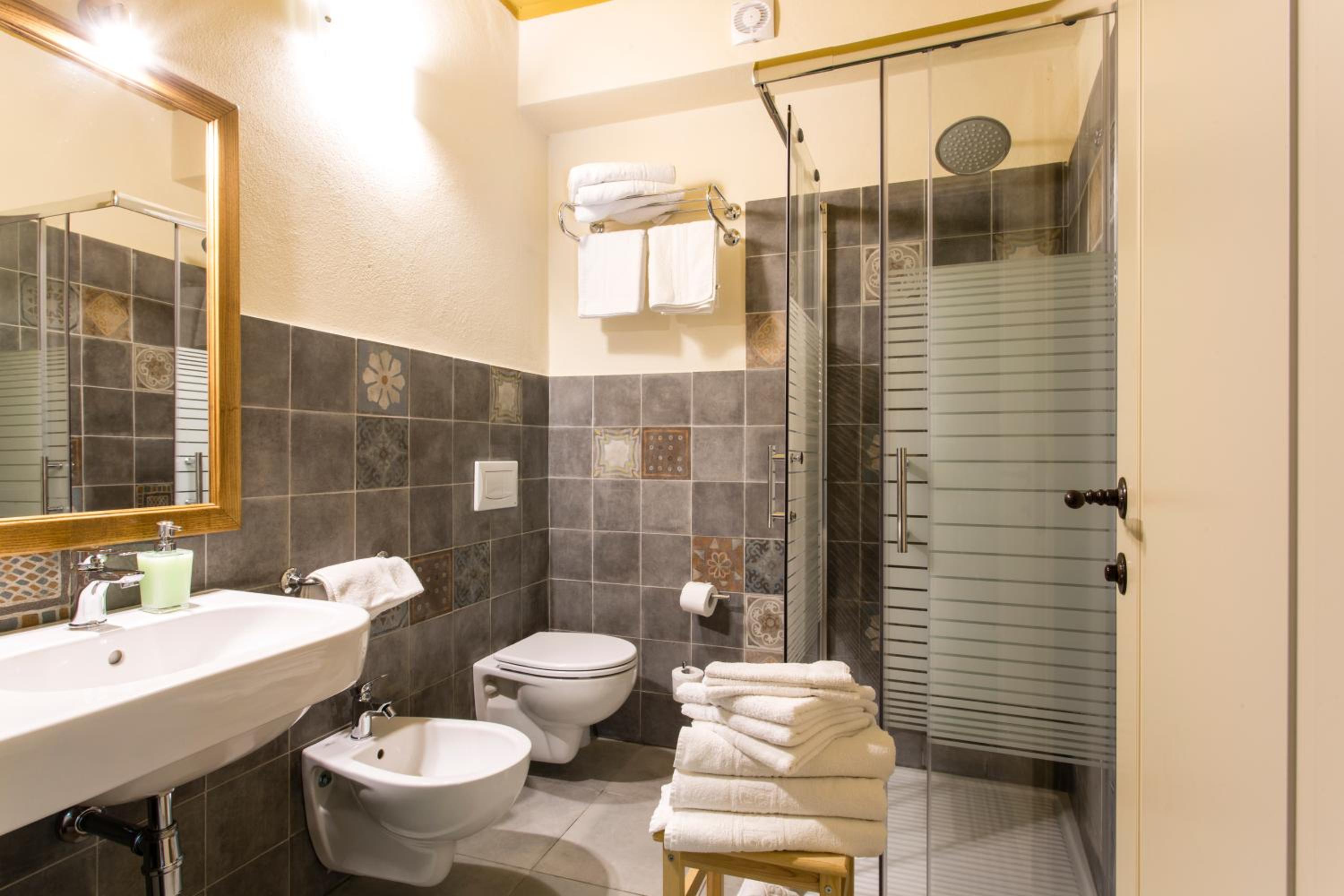 Double or Twin Room - Photo 12