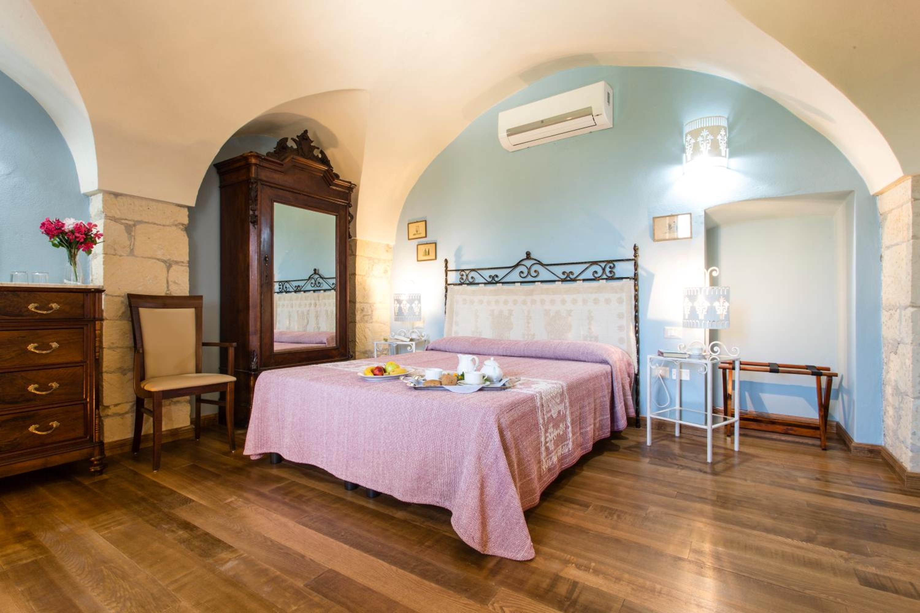 Double or Twin Room with Garden View - Photo 17
