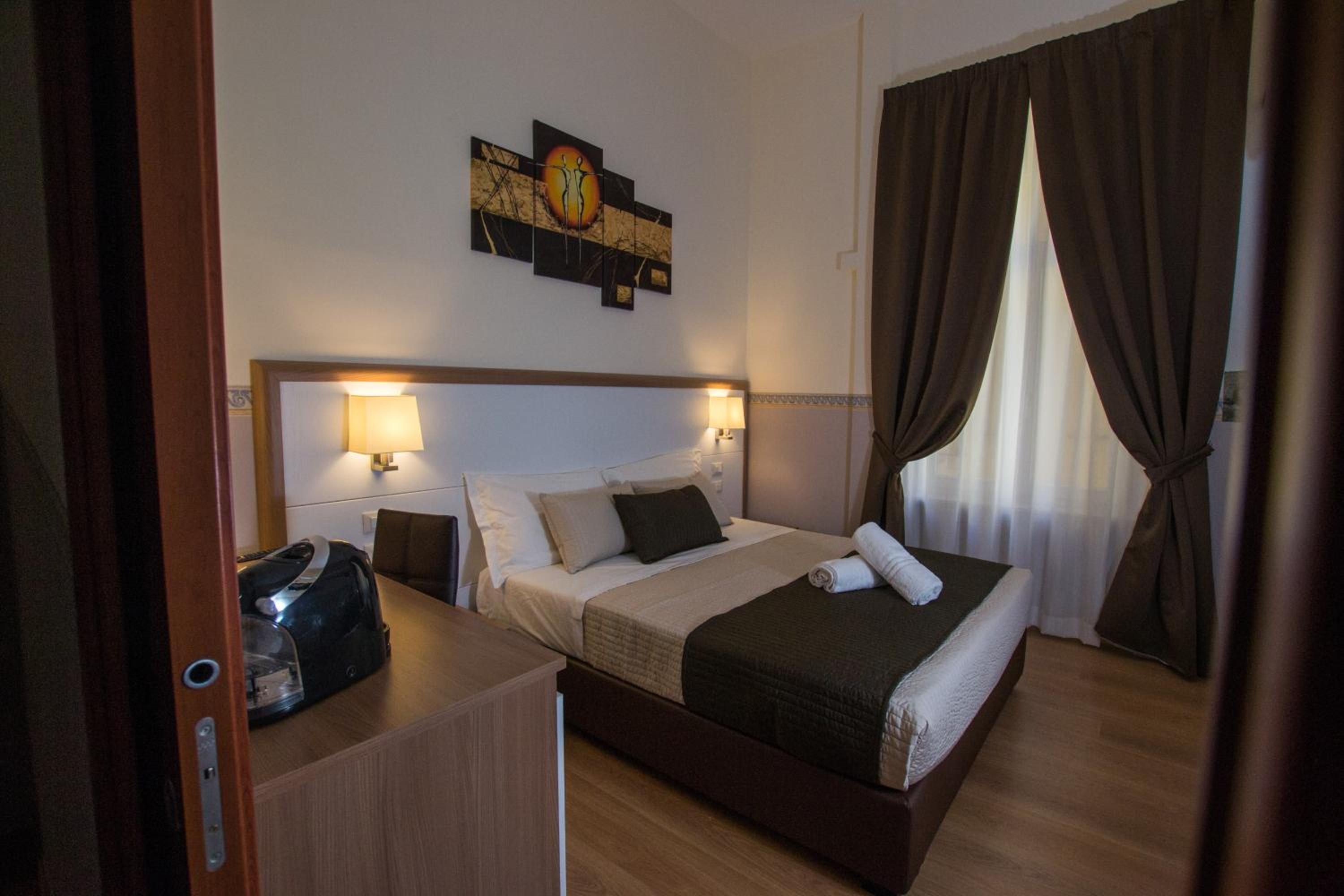 Standard Double Room - Photo 7