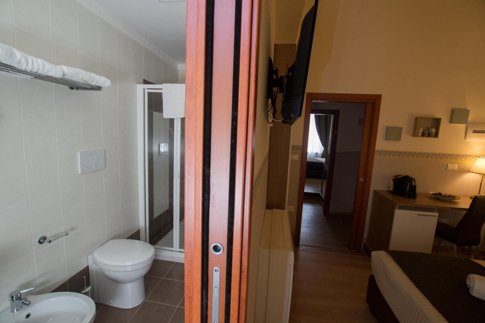 Standard Double Room - Photo 5