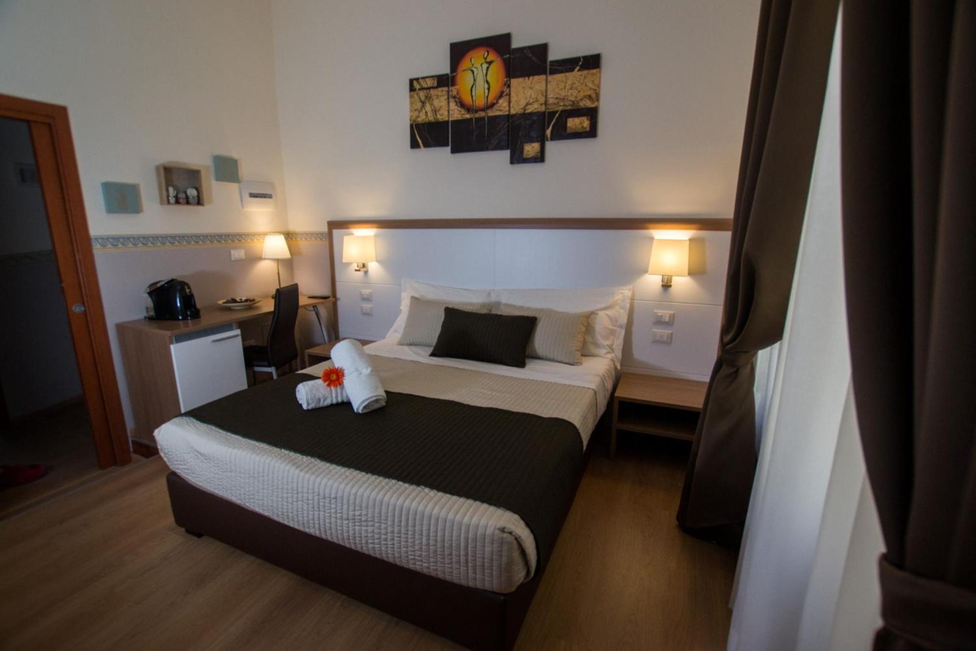 Standard Double Room - Photo 8