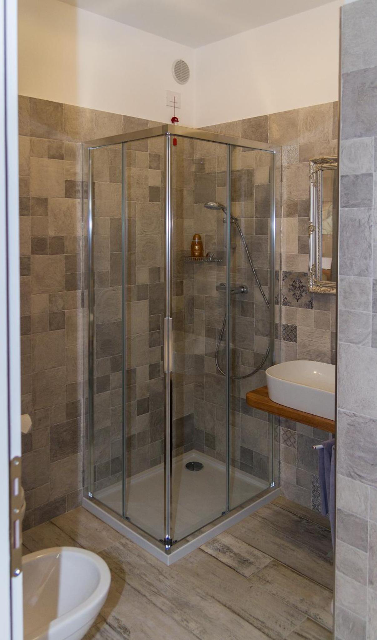 Double or Twin Room with Private Bathroom photo 3