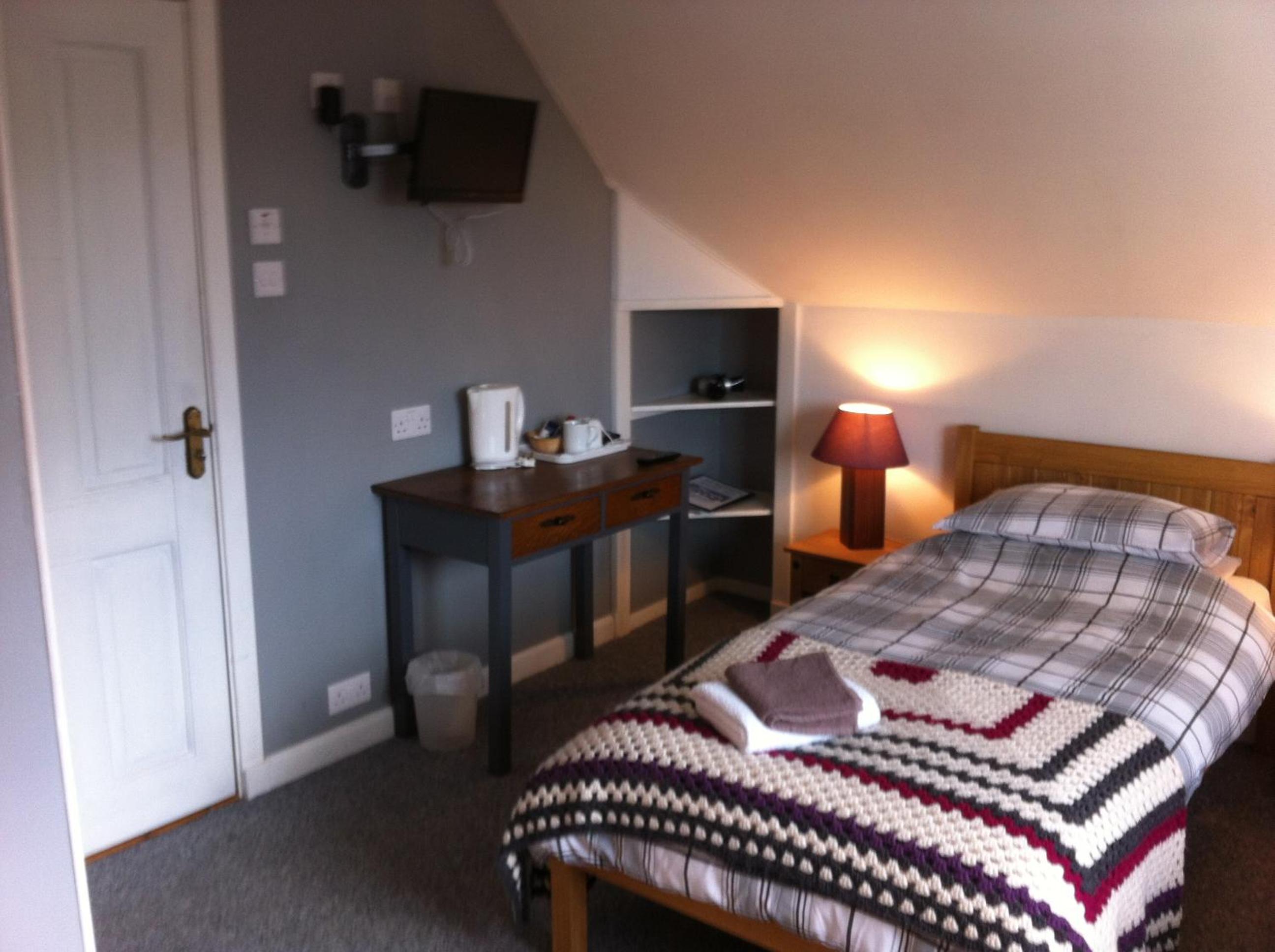 Twin Room with Shower - Photo 5