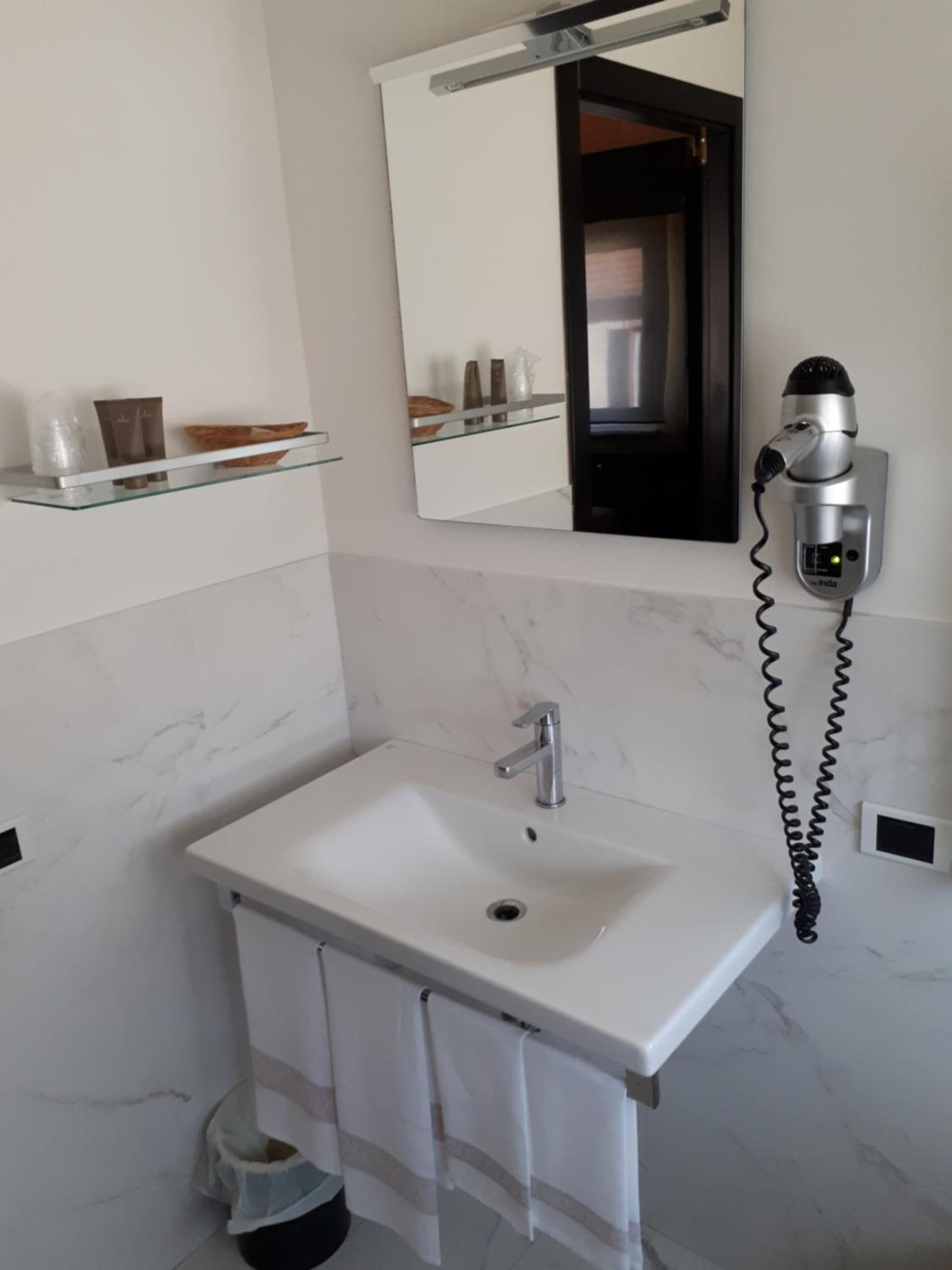 Double or Twin Room with Balcony - Photo 2