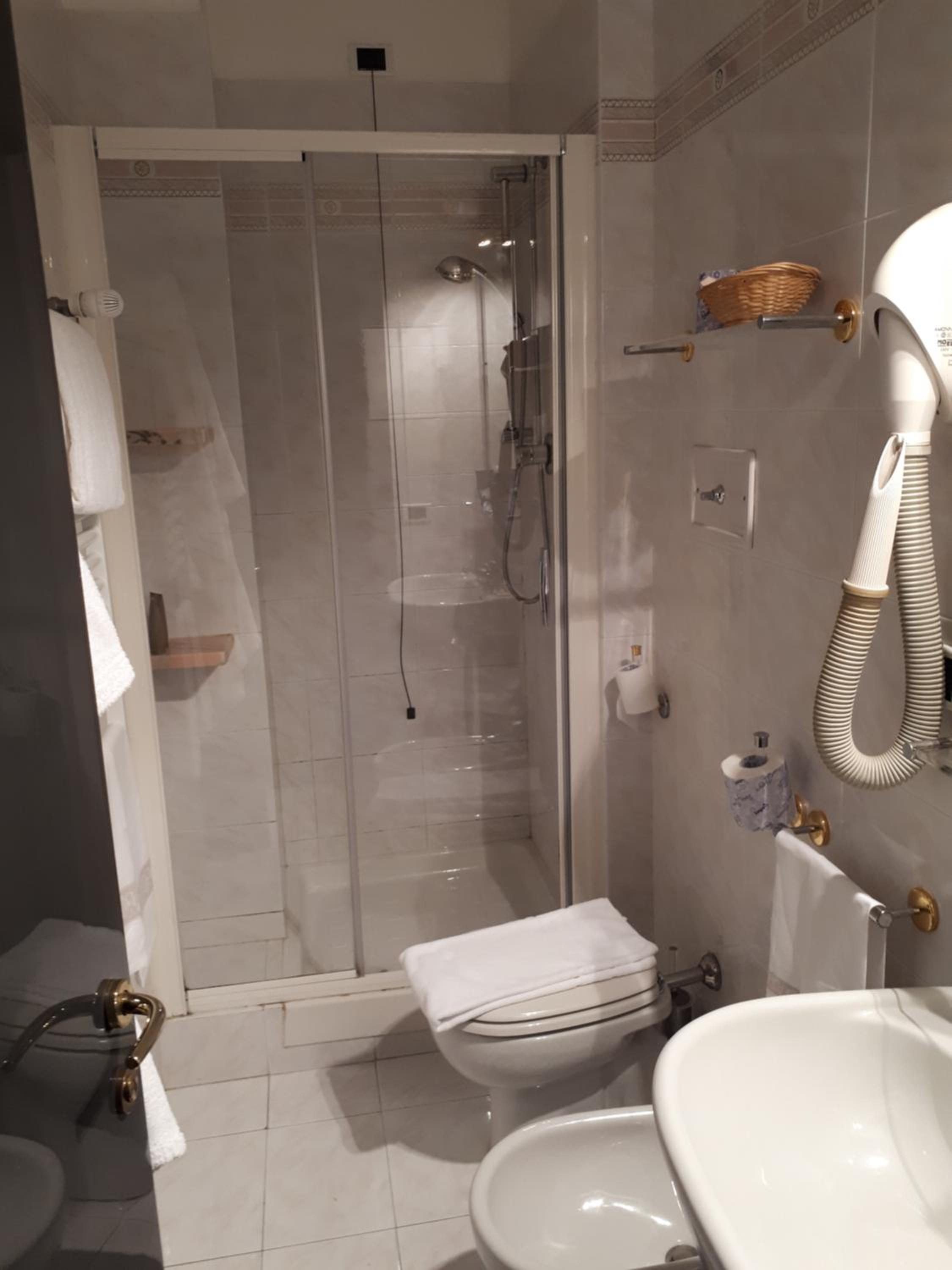 Double or Twin Room - Photo 4