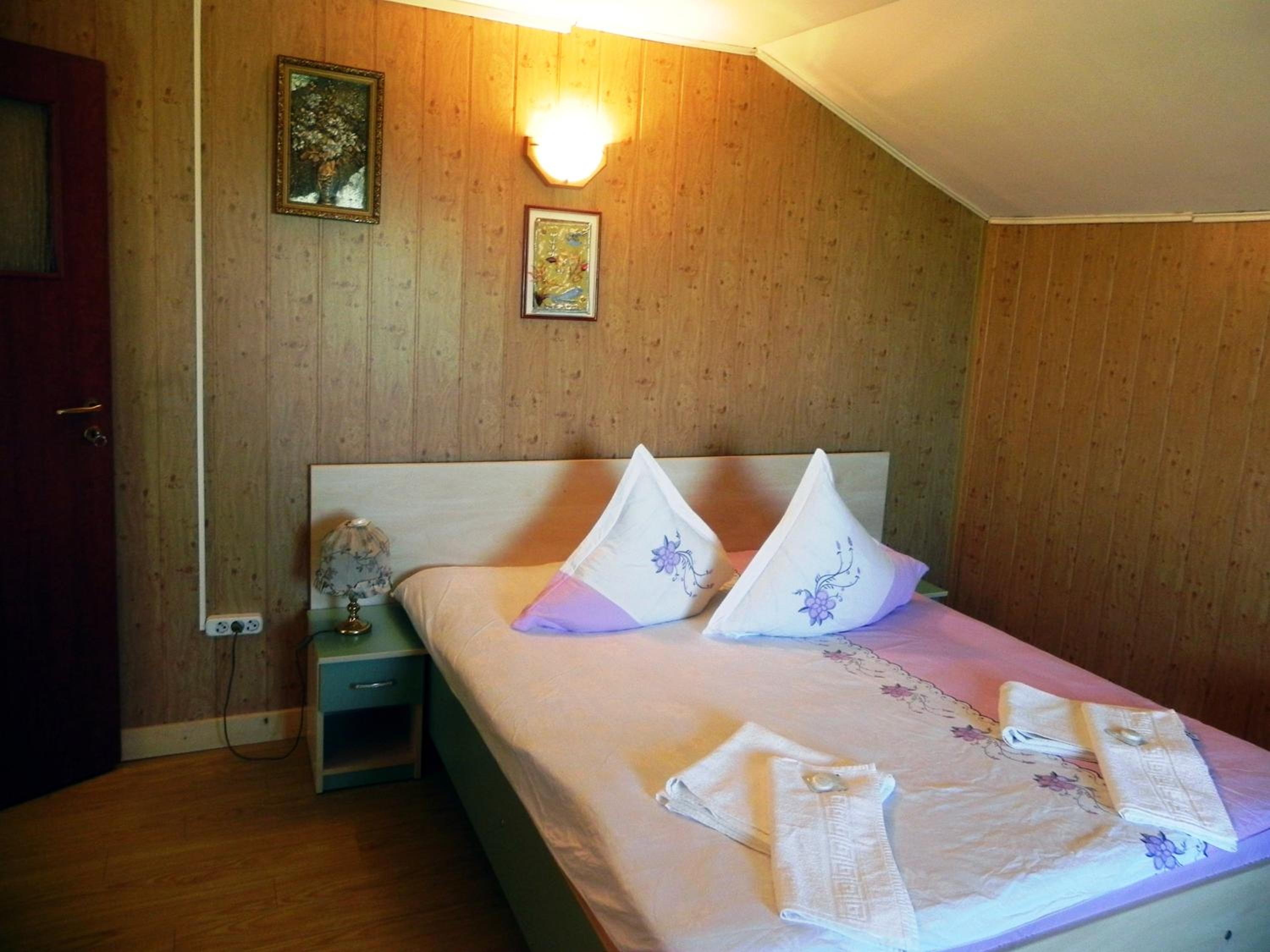 Deluxe Room (2 Adults + 1 Child) - Photo 1