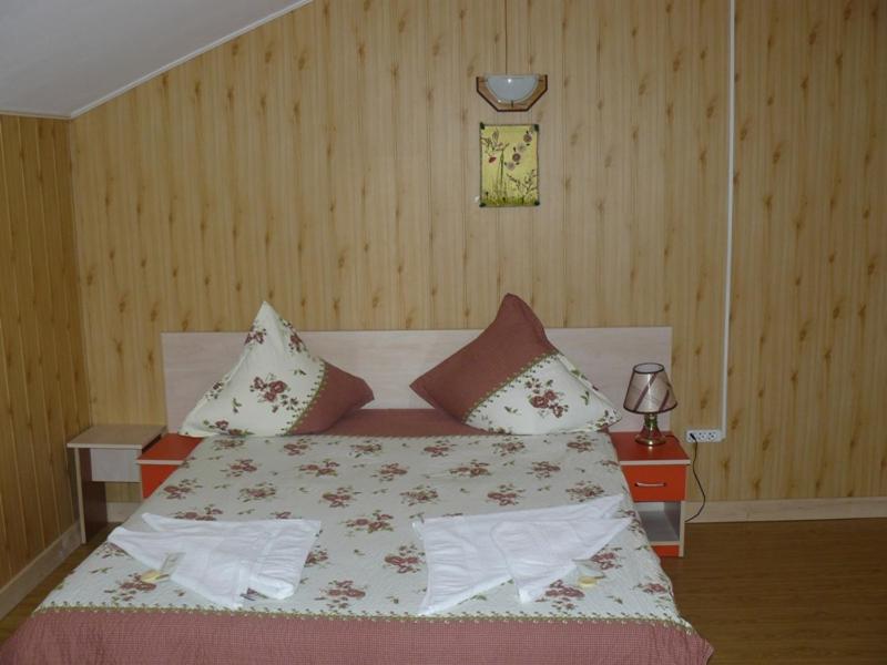 Deluxe Room (2 Adults + 1 Child)