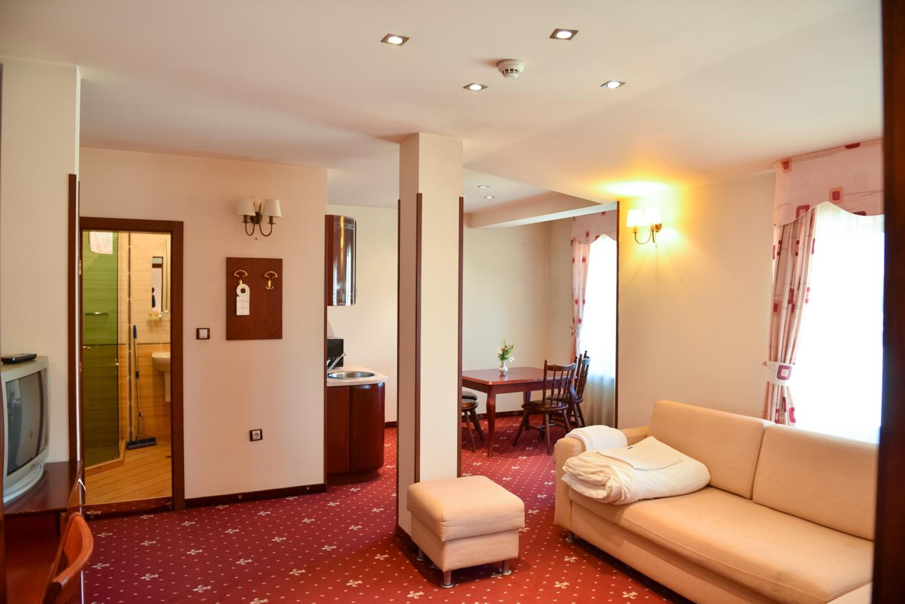 Family Suite (3 Adults) - Photo 9