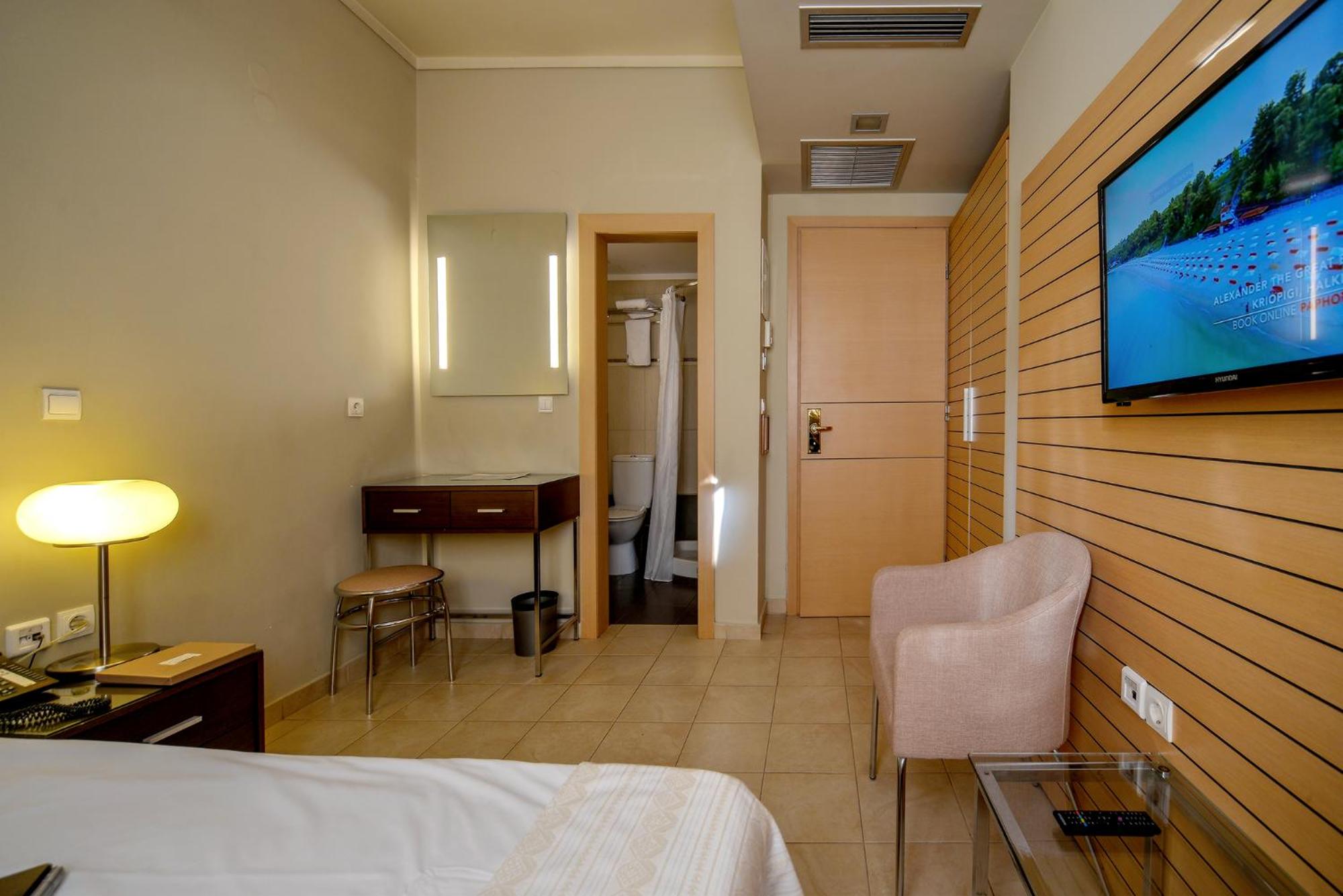 Budget Double Room with Small Double Bed - Photo 11