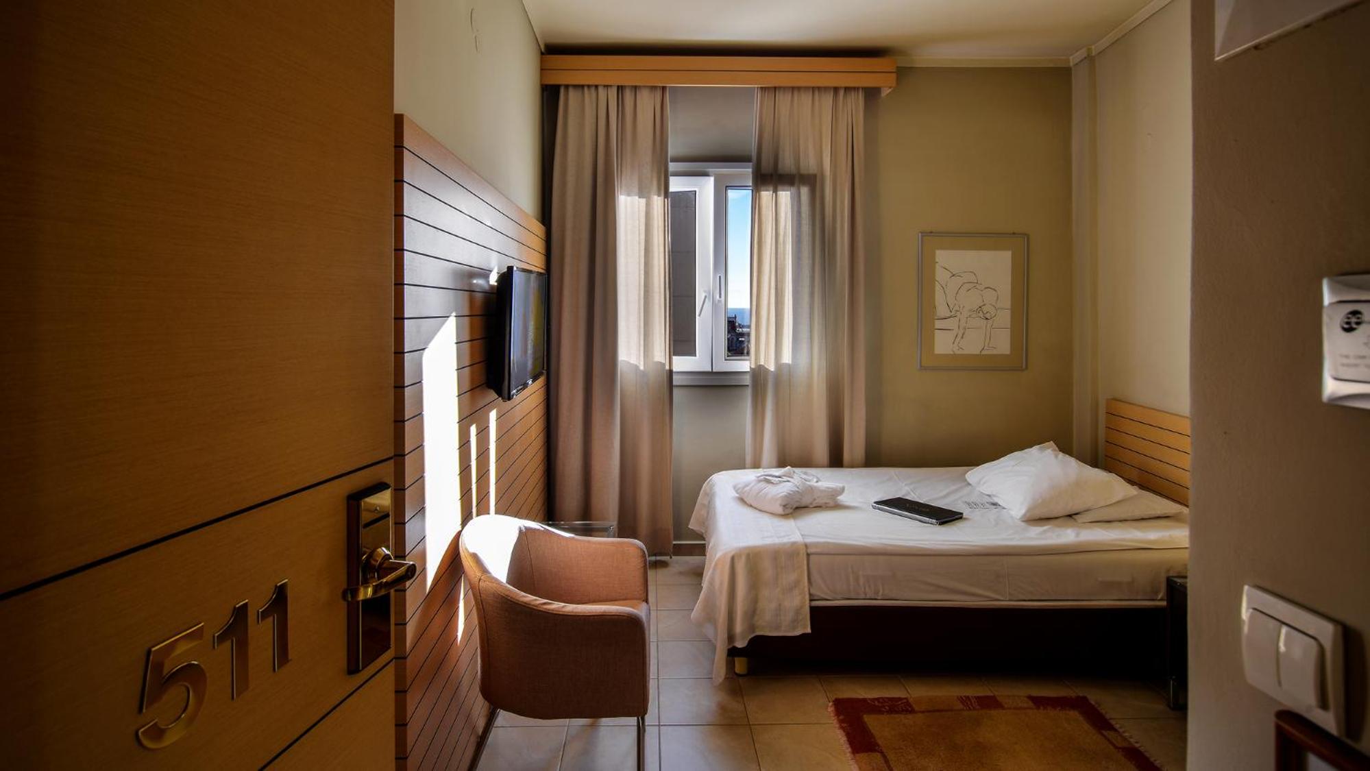 Budget Single Room with Single Bed - Photo 4