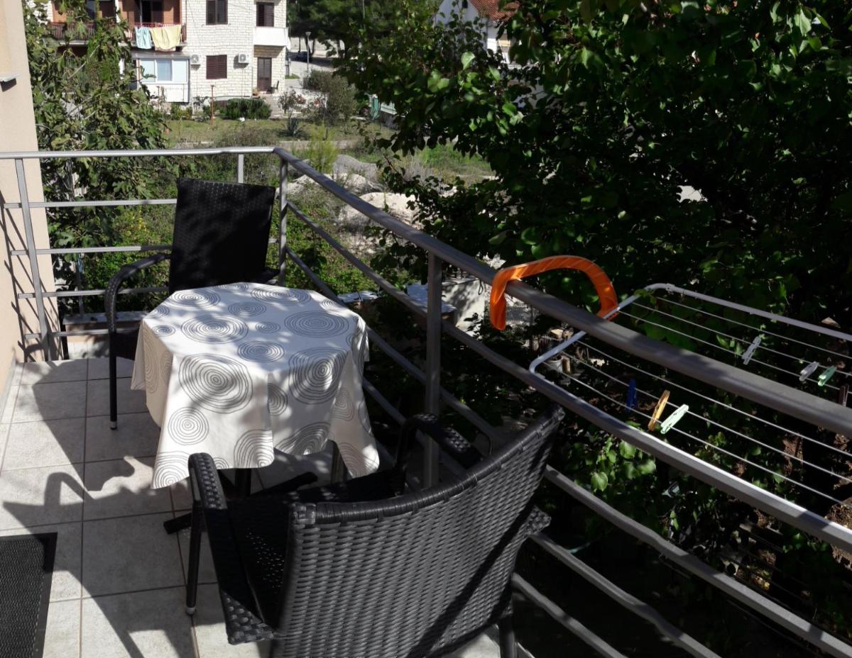 Apartment with Balcony - Photo 3