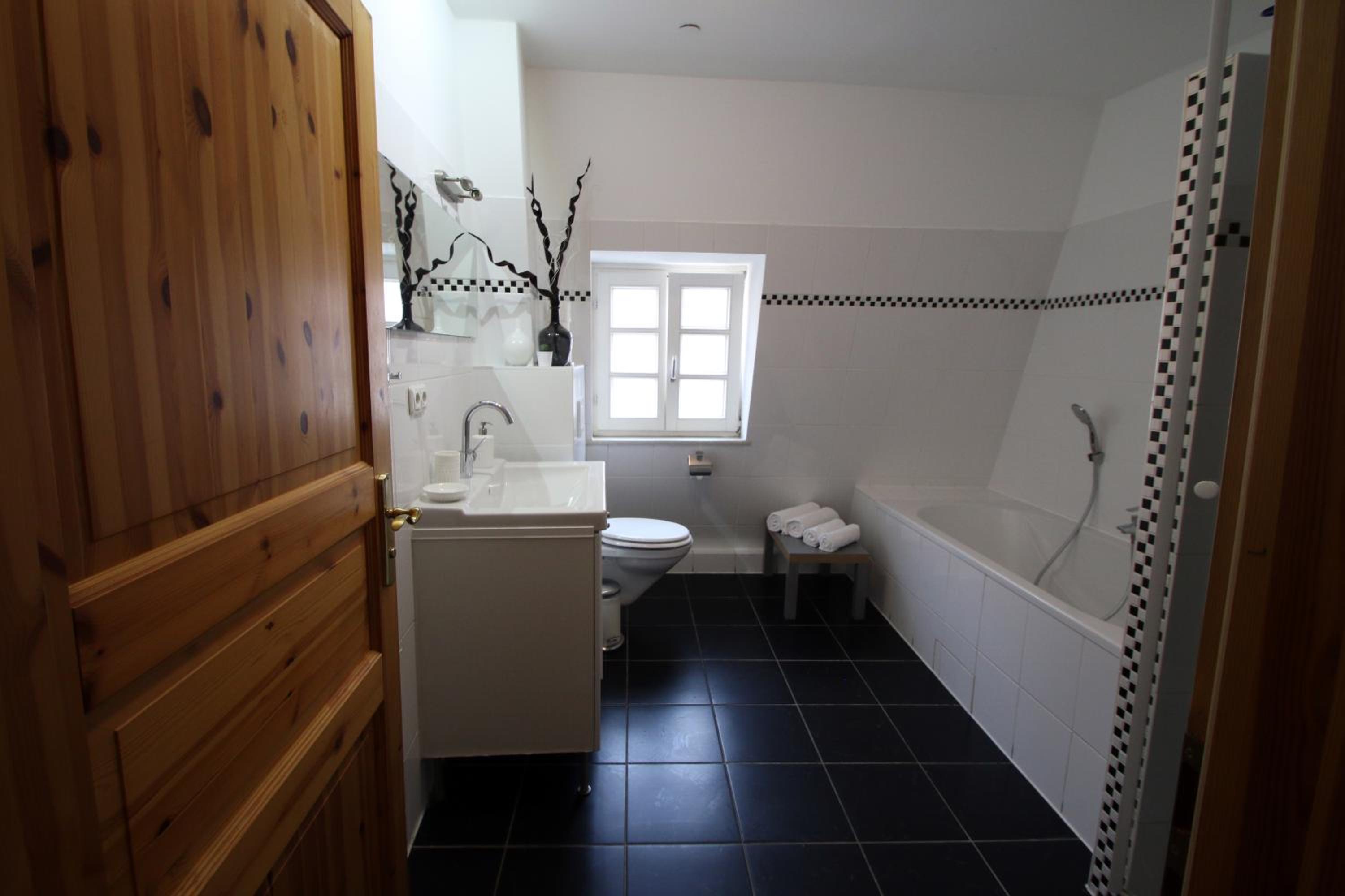 Studio Apartment with Kingsize Bed (annex) 2.OG - Photo 5
