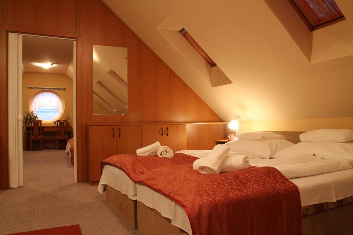 Room (8 Adults)