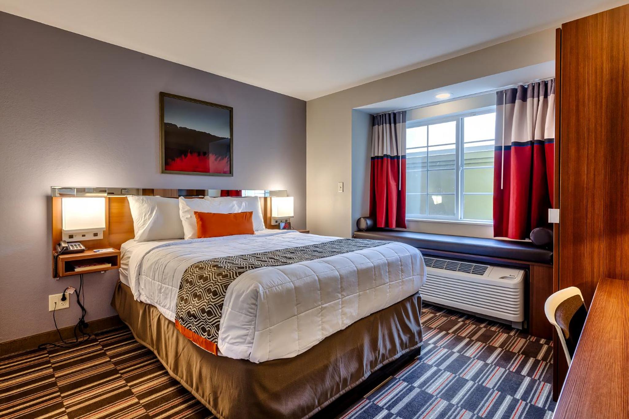 Queen Room with Bath Tub - Mobility Accessible/Non-Smoking