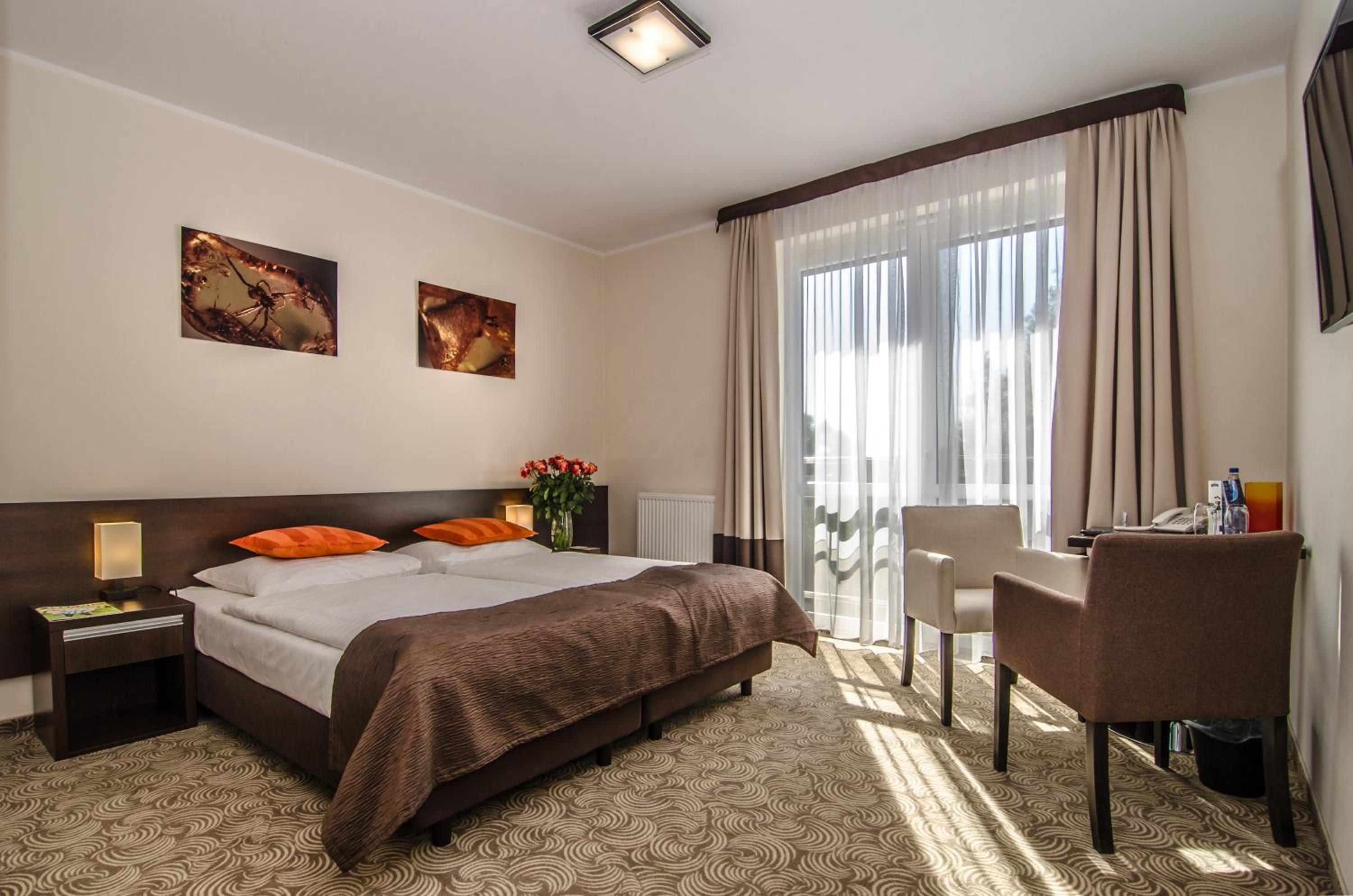 Twin Room with Partial Lake View 