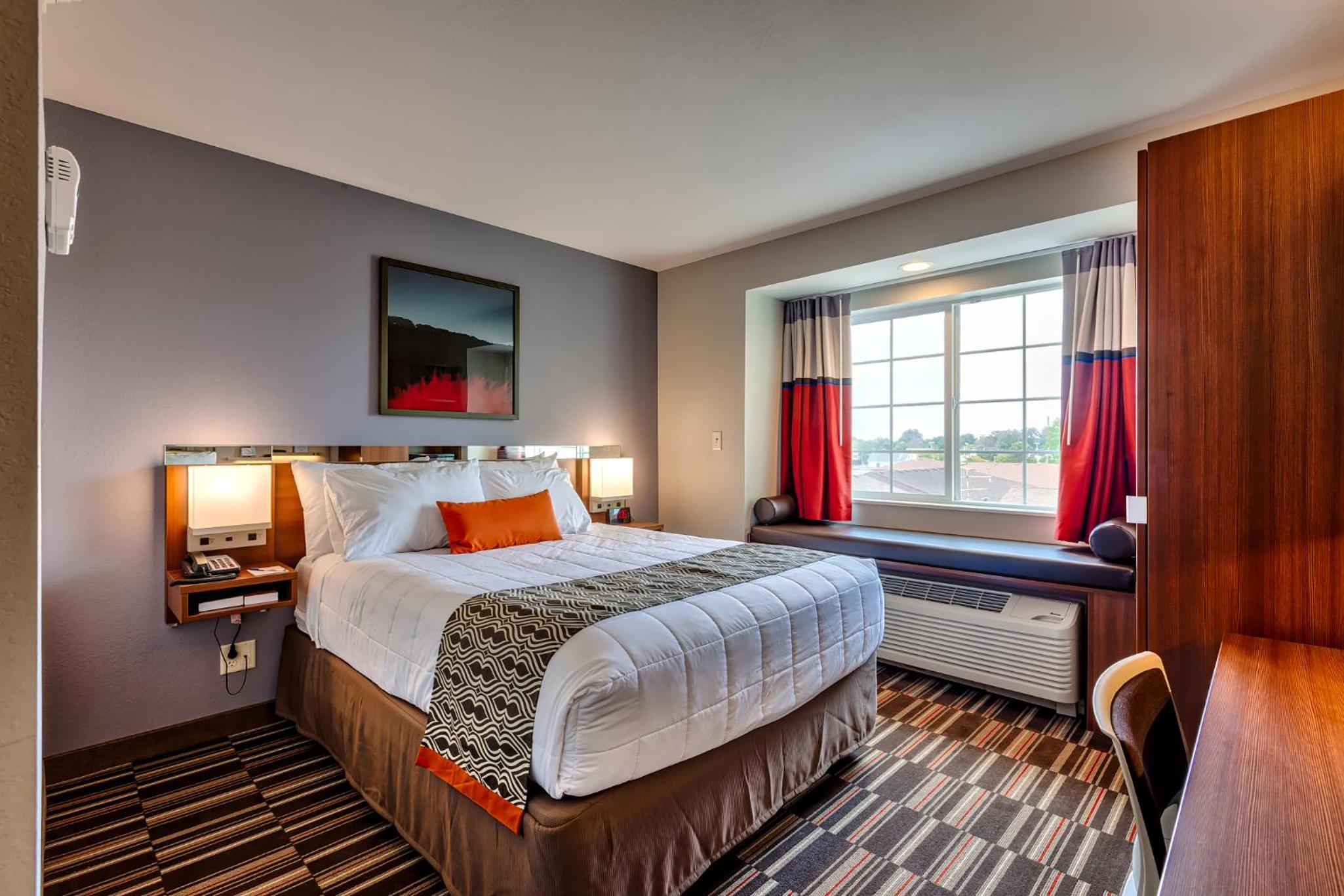 Deluxe Queen Room with Jetted Tub - Non-Smoking