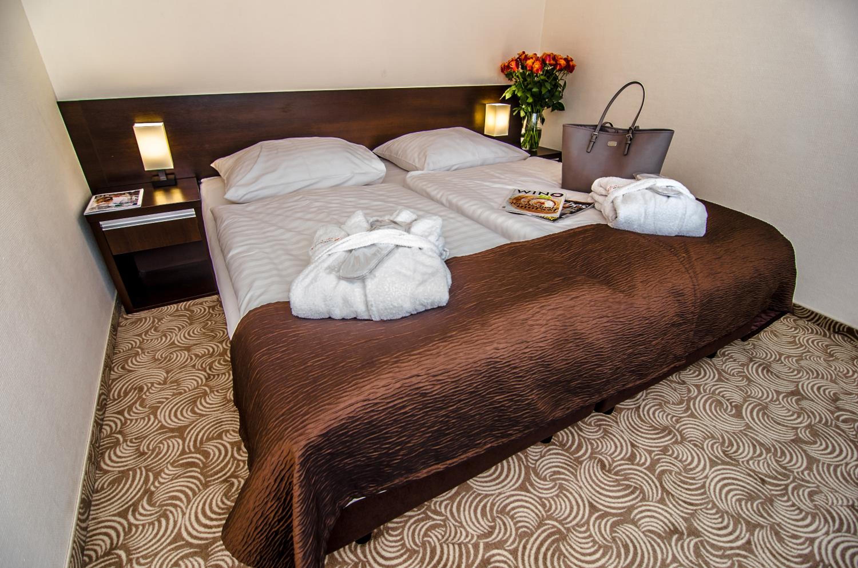 Junior Suite with Partial Lake View photo 2