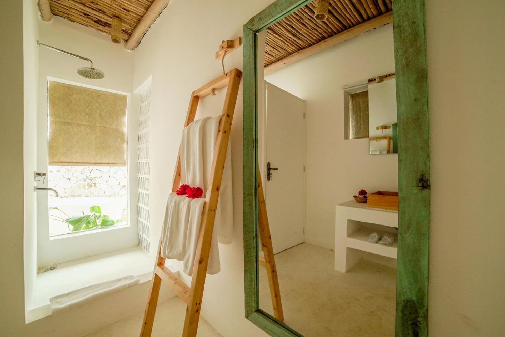 Suite with Partial Sea View - Photo 11