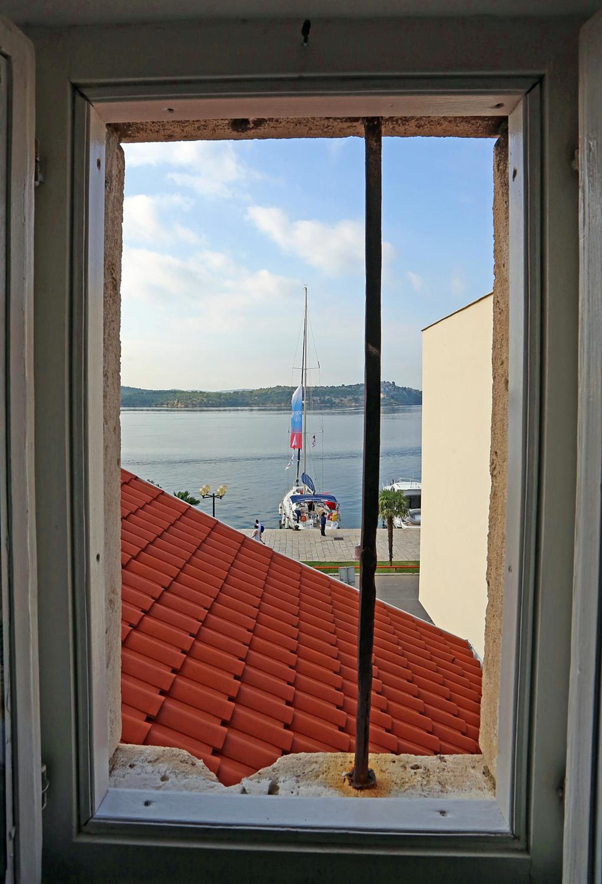 Apartment with Balcony and Sea View - Photo 11