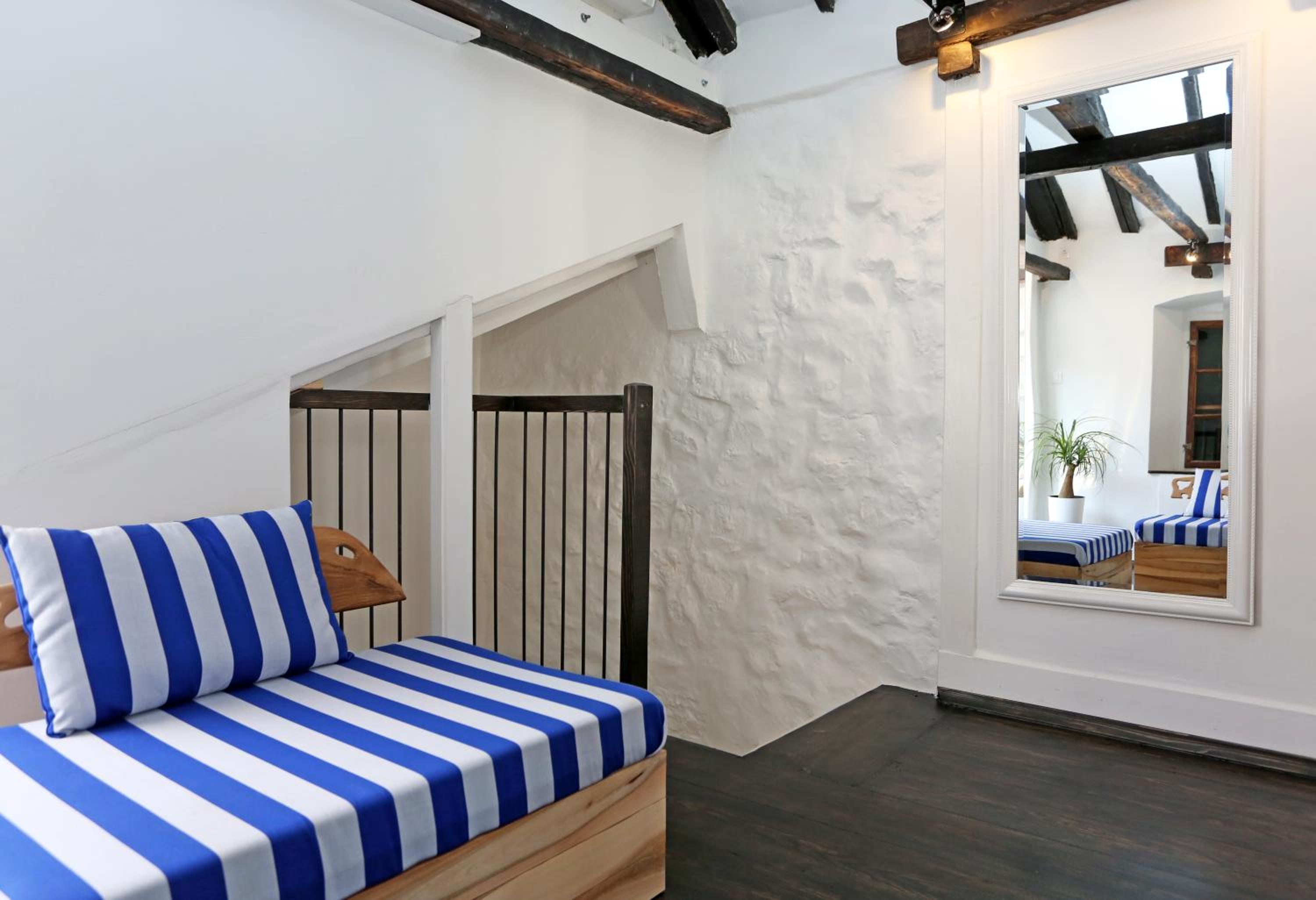 Apartment with Balcony and Sea View - Photo 27