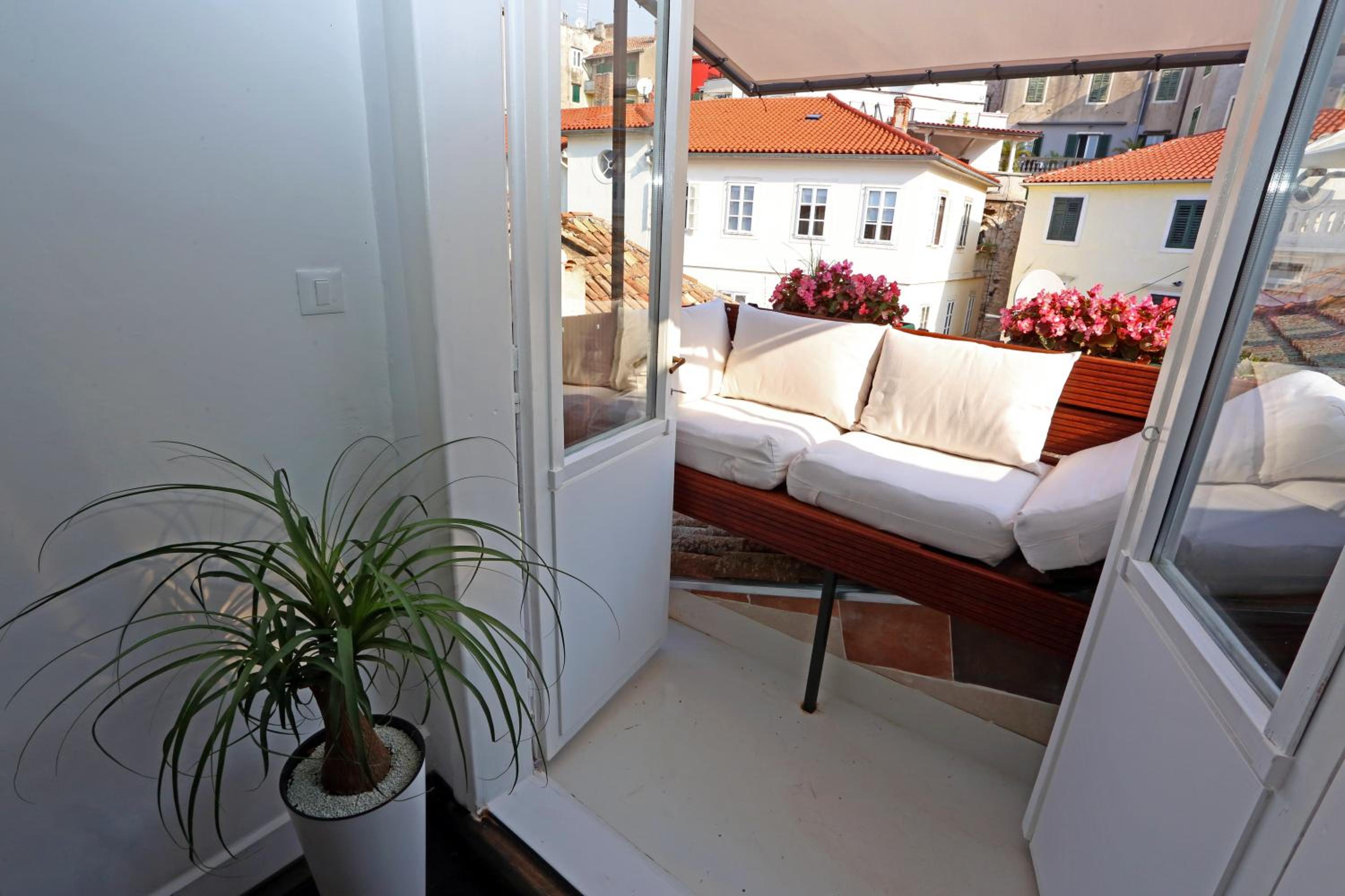 Apartment with Balcony and Sea View - Photo 5