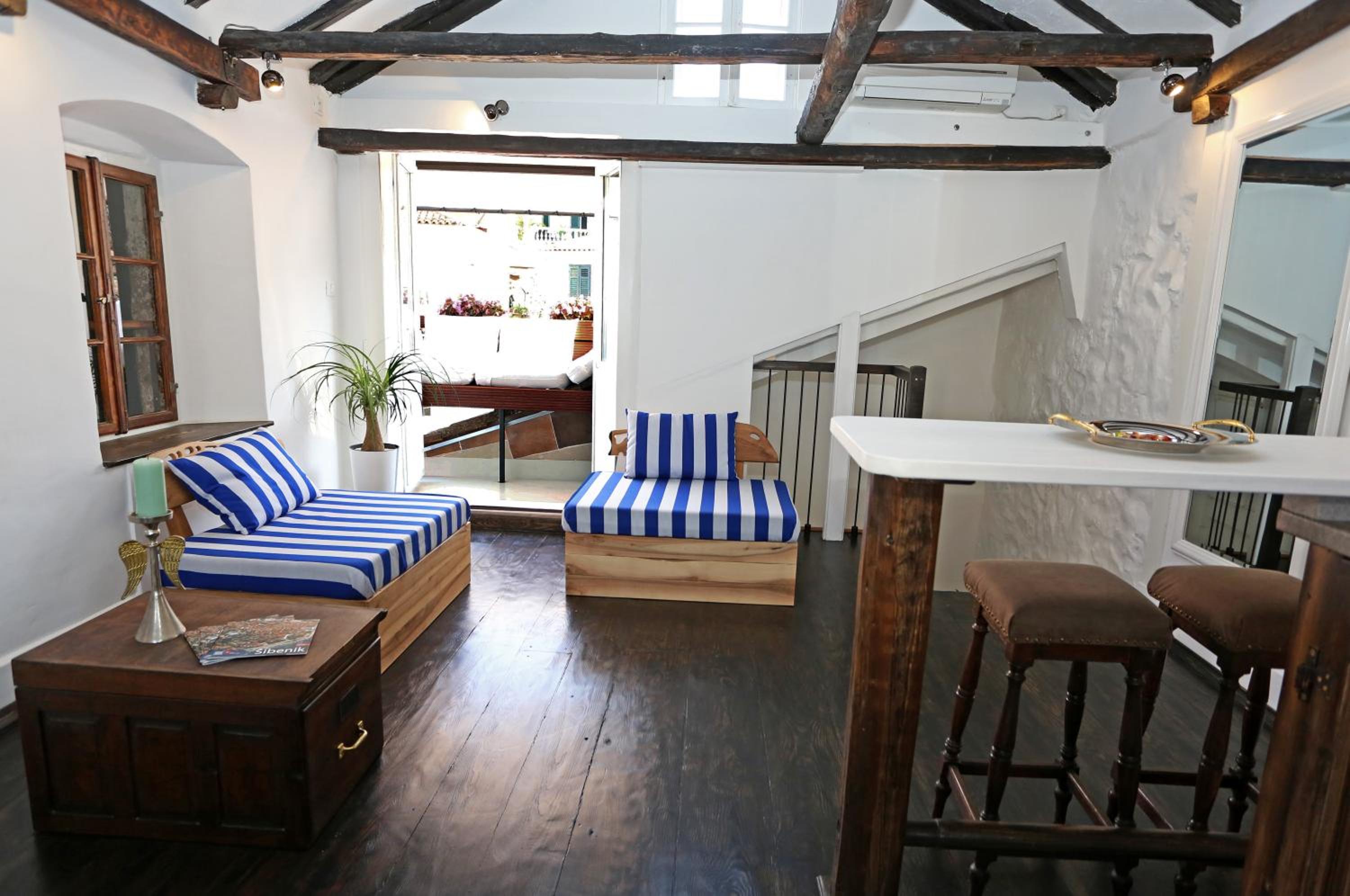 Apartment with Balcony and Sea View - Photo 26