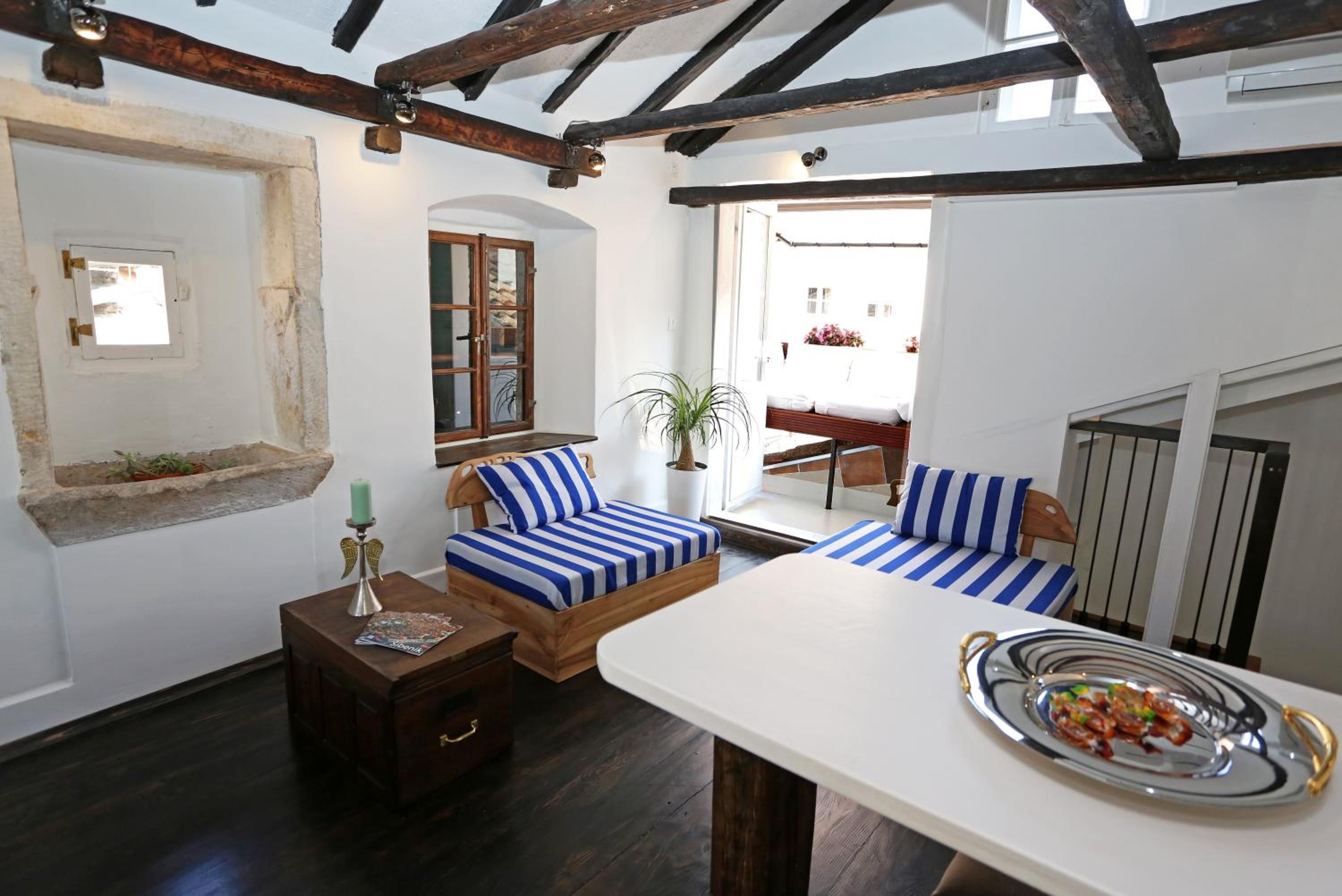 Apartment with Balcony and Sea View - Photo 3